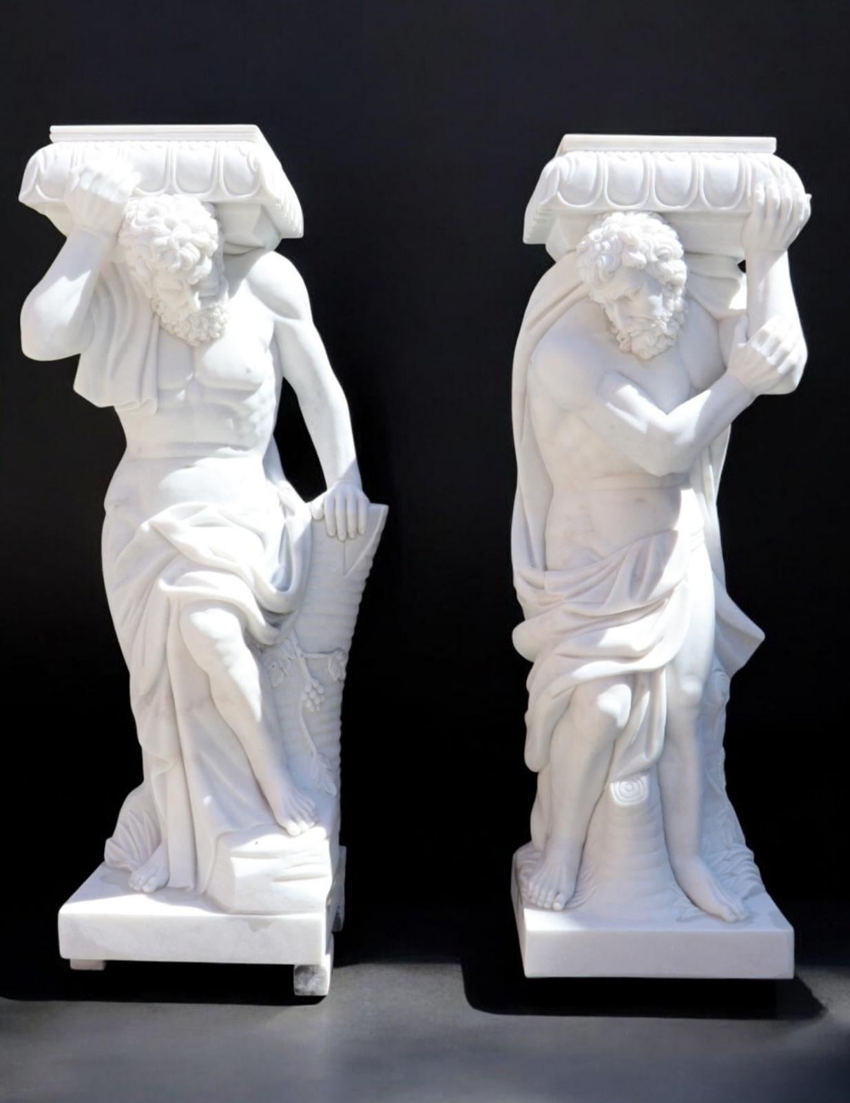 Beeindruckendes Paar monumentaler Skulpturen, die Atlas darstellen, jede fein aus weißem italienischen Carrara-Marmor gehauen. Mit einer Höhe von 2 Metern zeigen diese kraftvollen Figuren den mythologischen Titanen in einer dynamischen Pose, der die