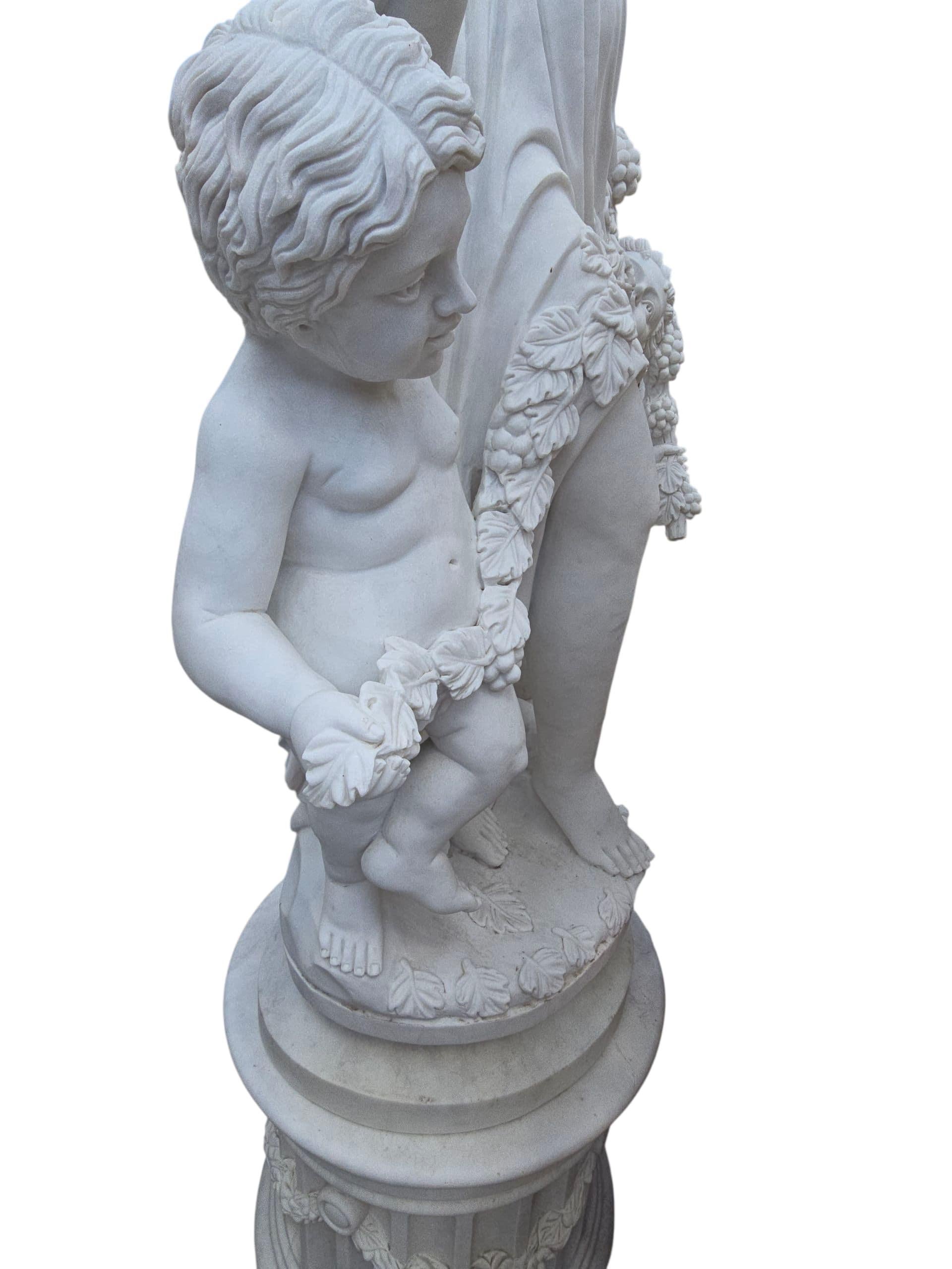 Pareja de esculturas monumentales de mármol de Carrara con figuras femeninas y putti, 1980 en venta 5