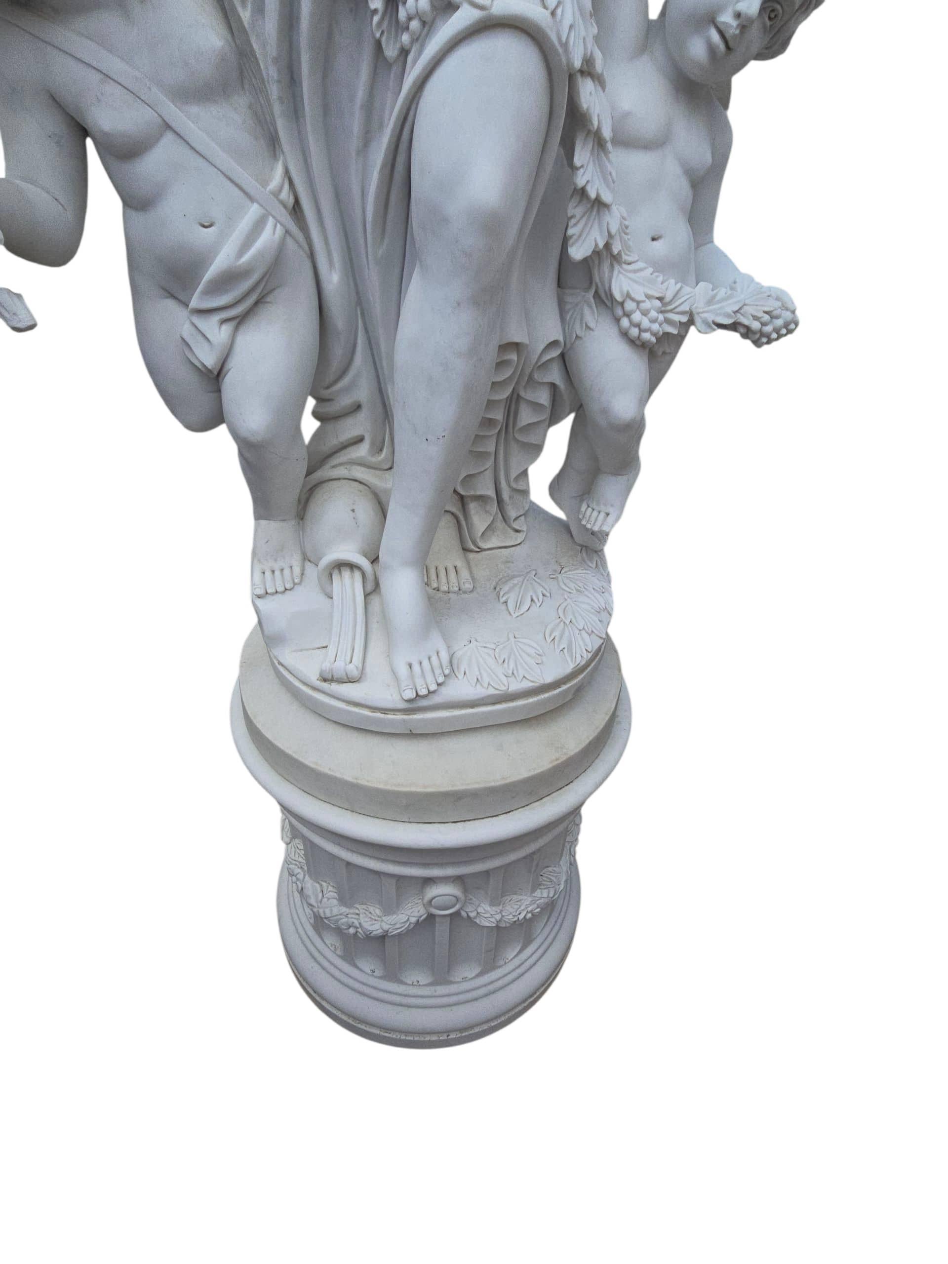 Pareja de esculturas monumentales de mármol de Carrara con figuras femeninas y putti, 1980 en venta 6
