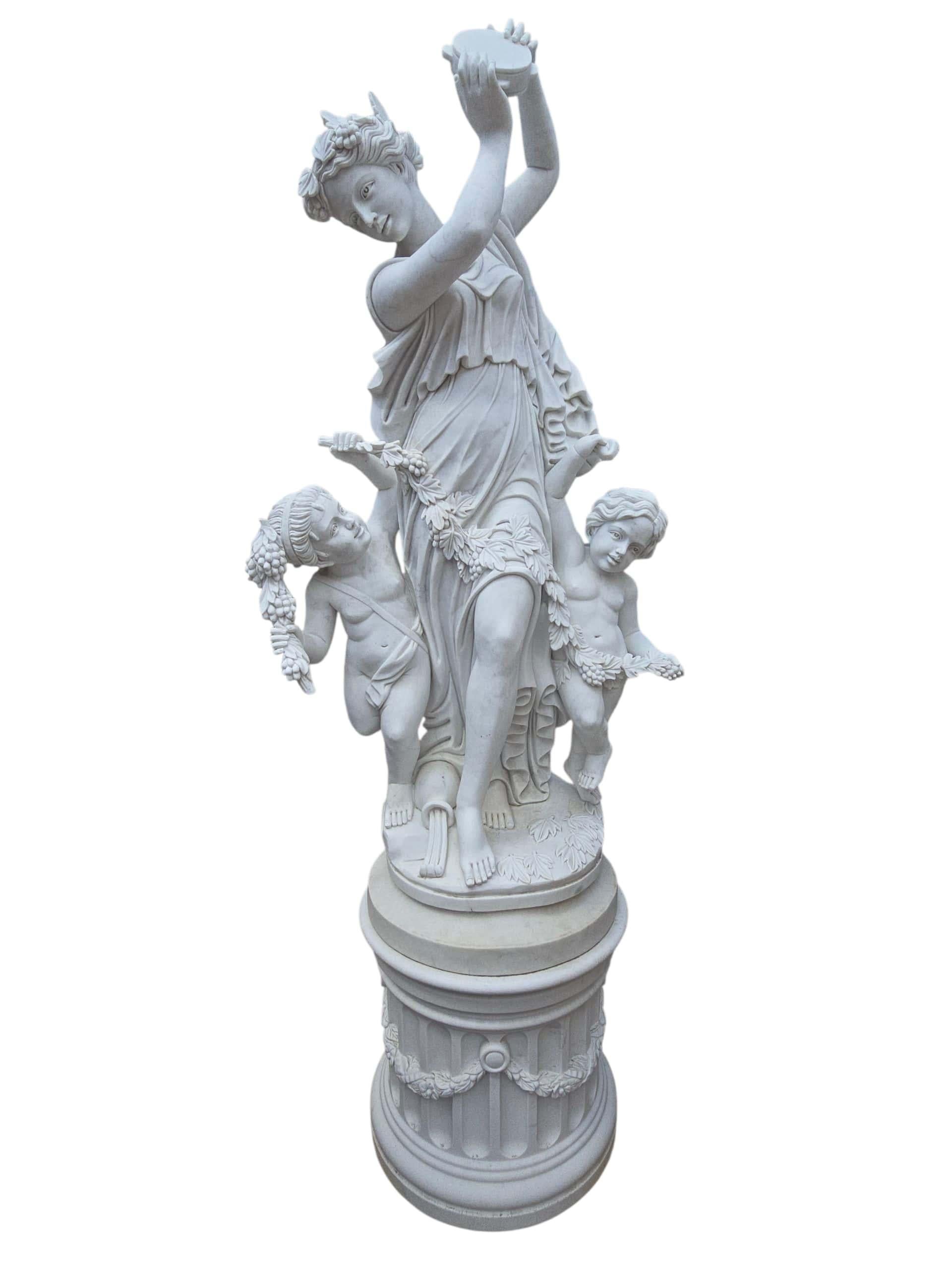 Pareja de esculturas monumentales de mármol de Carrara con figuras femeninas y putti, 1980 en venta 7