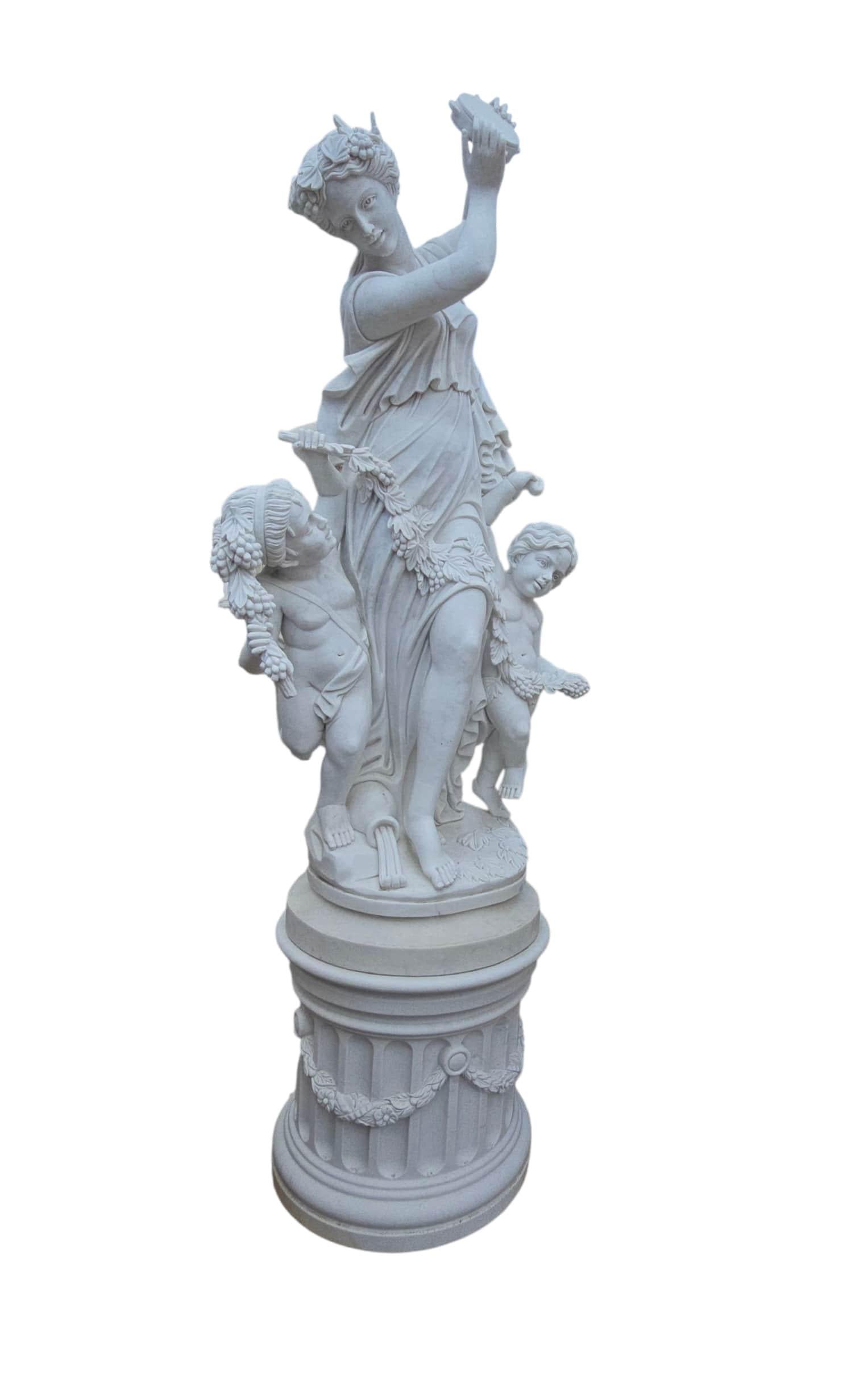 Magnífica pareja de esculturas monumentales talladas en fino mármol italiano de Carrara, de la década de 1980. Cada pieza representa una grácil figura femenina rodeada de juguetones putti, uno de los cuales toca alegremente una pandereta. Las