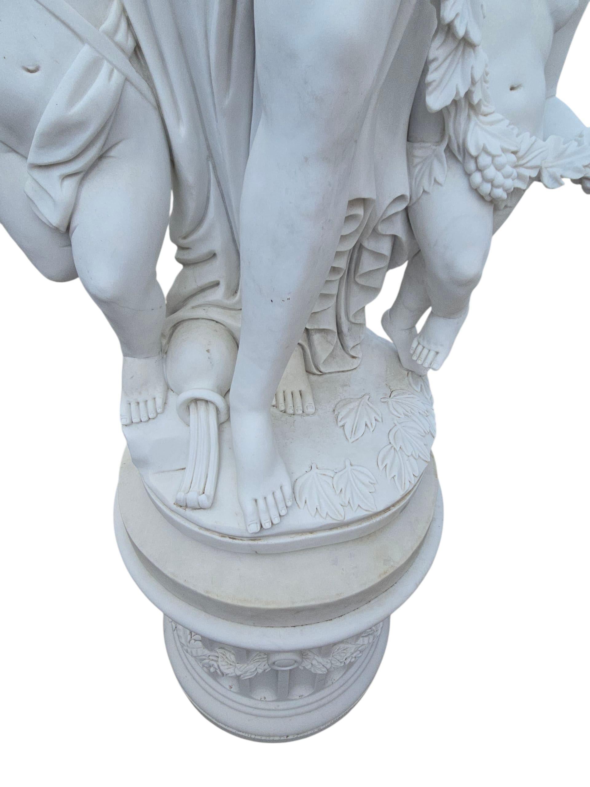 Pareja de esculturas monumentales de mármol de Carrara con figuras femeninas y putti, 1980 en Bueno estado para la venta en Madrid, ES