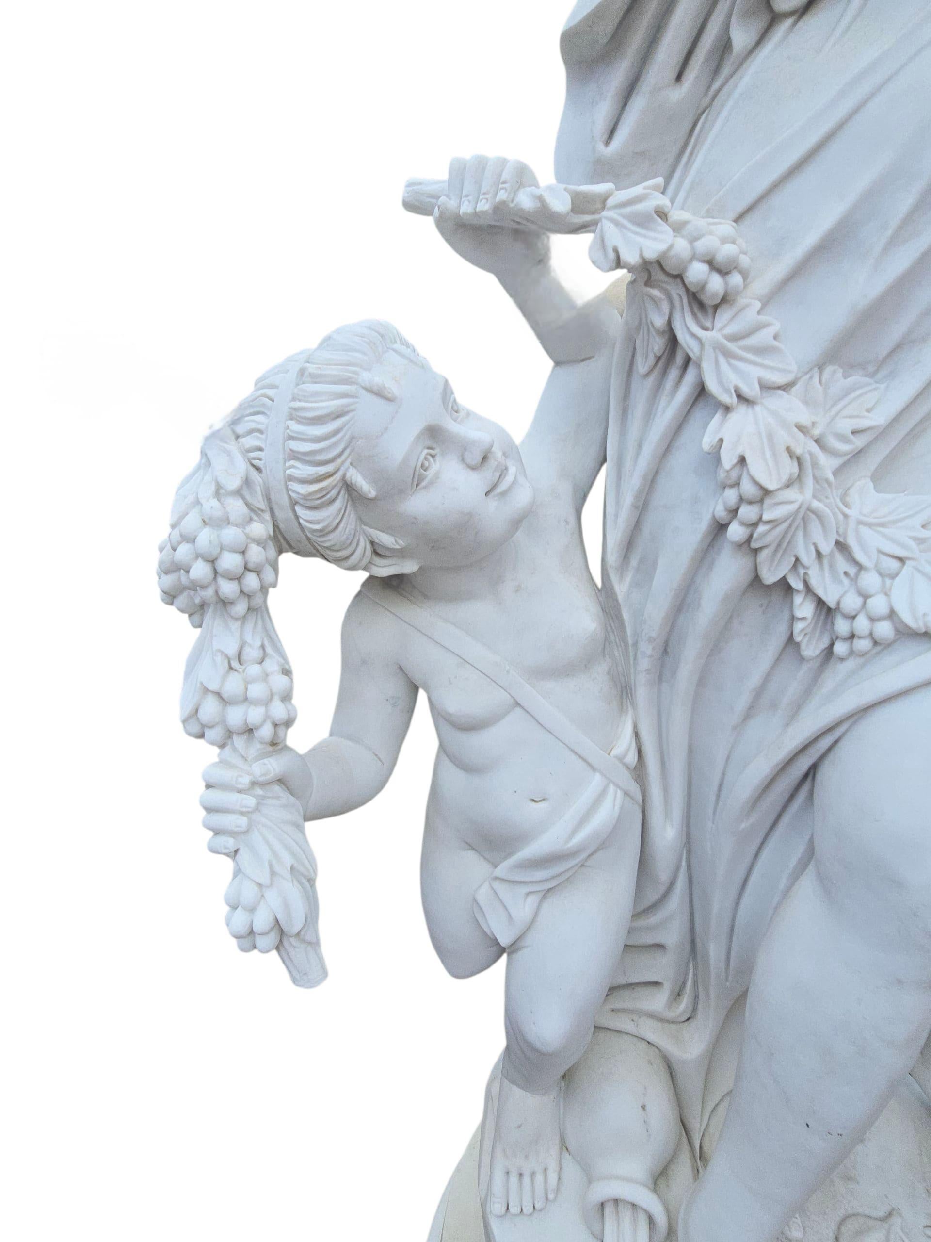 Pareja de esculturas monumentales de mármol de Carrara con figuras femeninas y putti, 1980 finales del siglo XX en venta