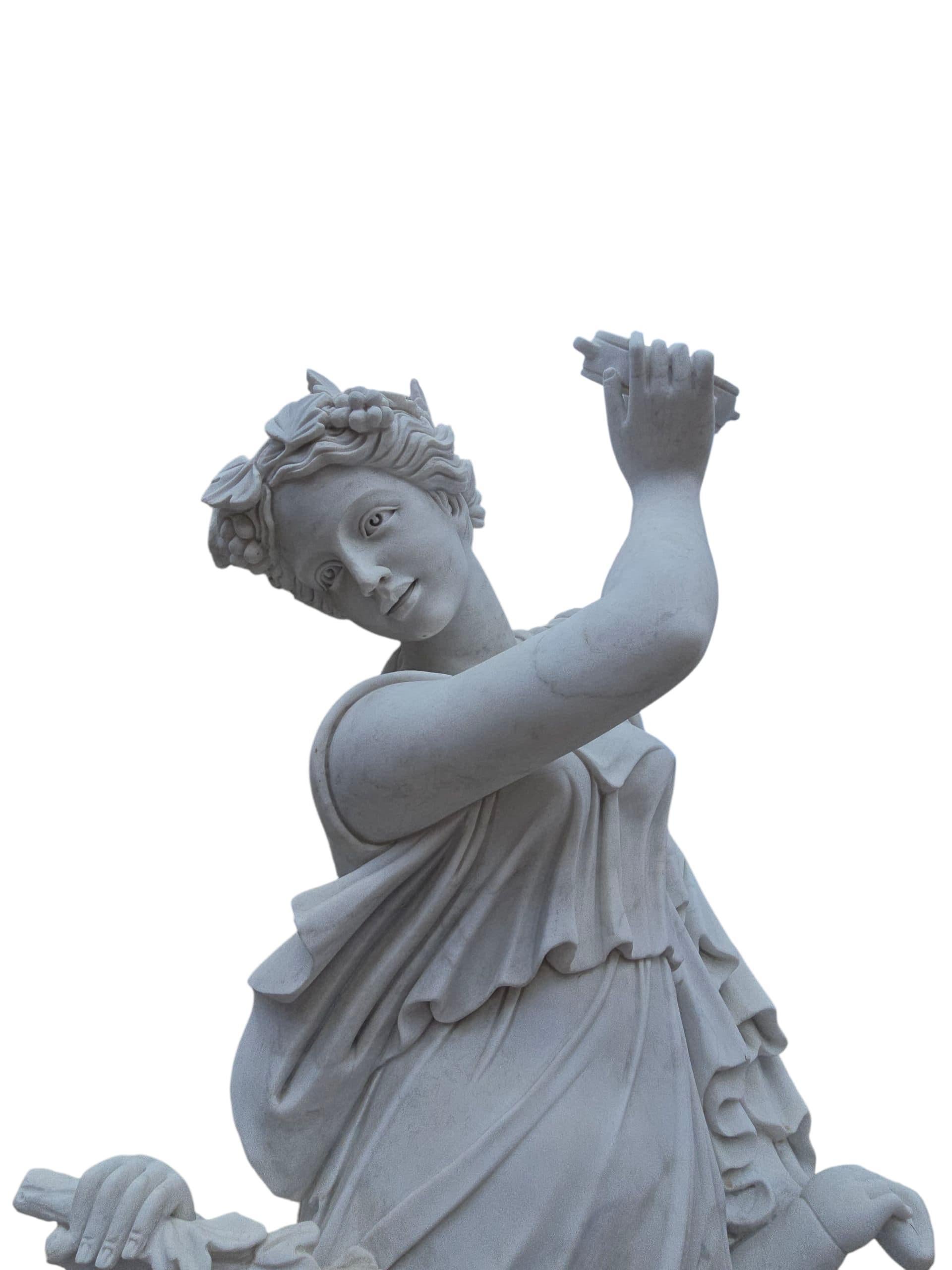 Pareja de esculturas monumentales de mármol de Carrara con figuras femeninas y putti, 1980 Mármol en venta