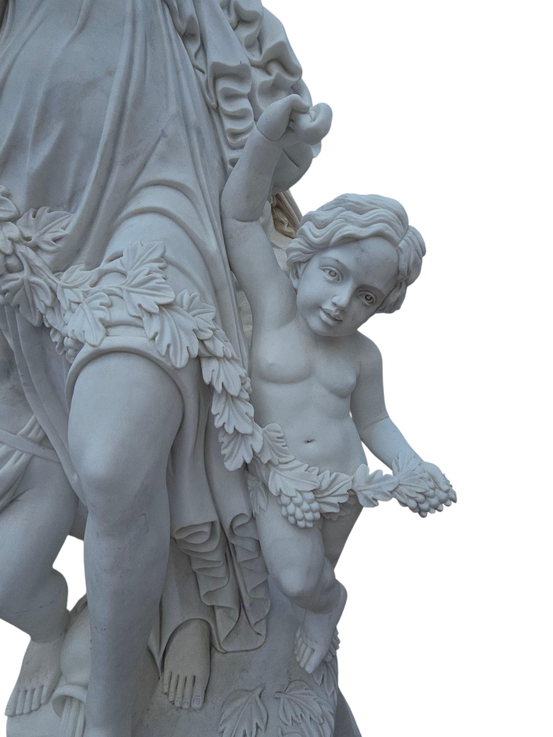 Pareja de esculturas monumentales de mármol de Carrara con figuras femeninas y putti, 1980 en venta 2