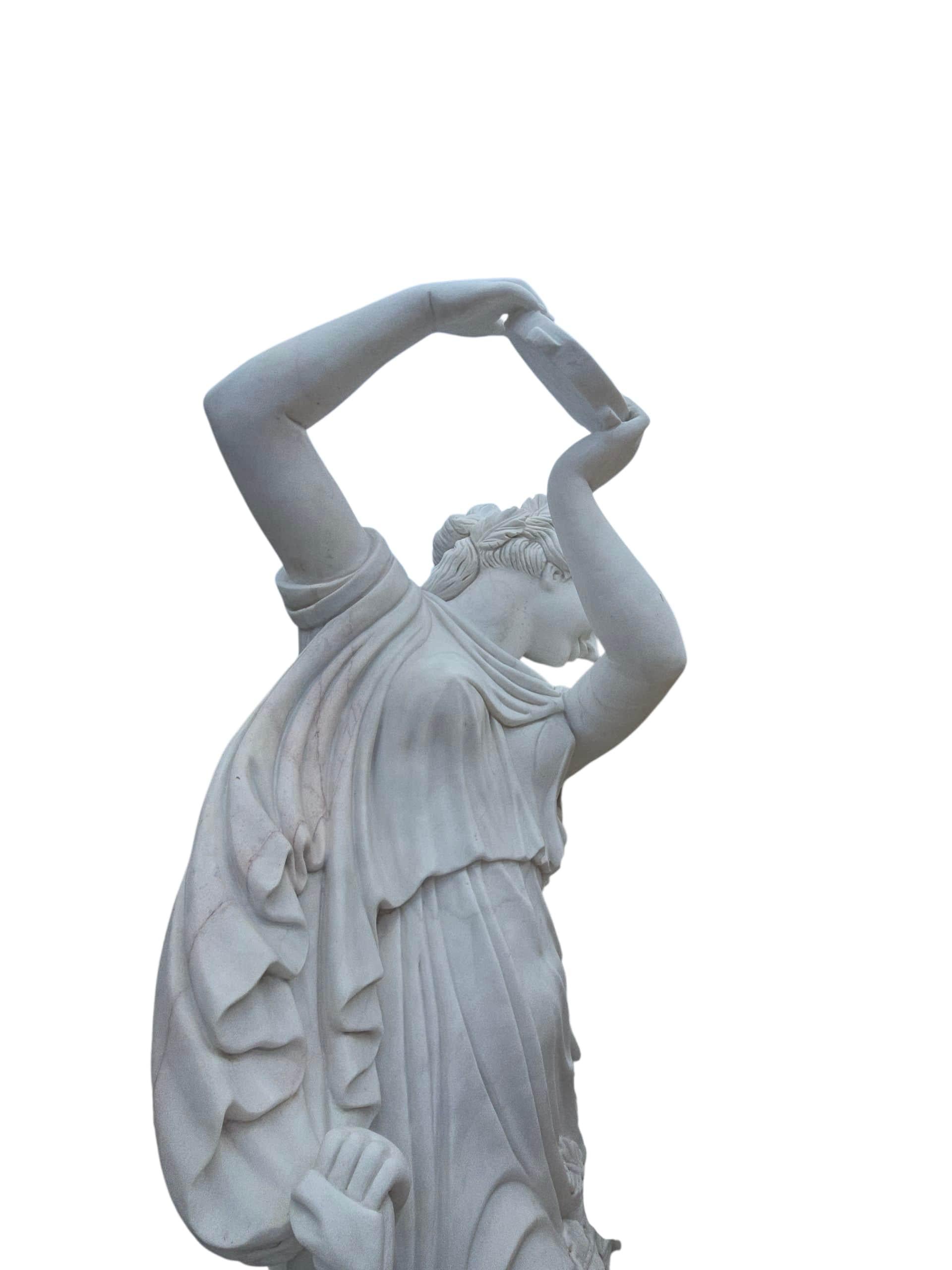 Pareja de esculturas monumentales de mármol de Carrara con figuras femeninas y putti, 1980 en venta 3