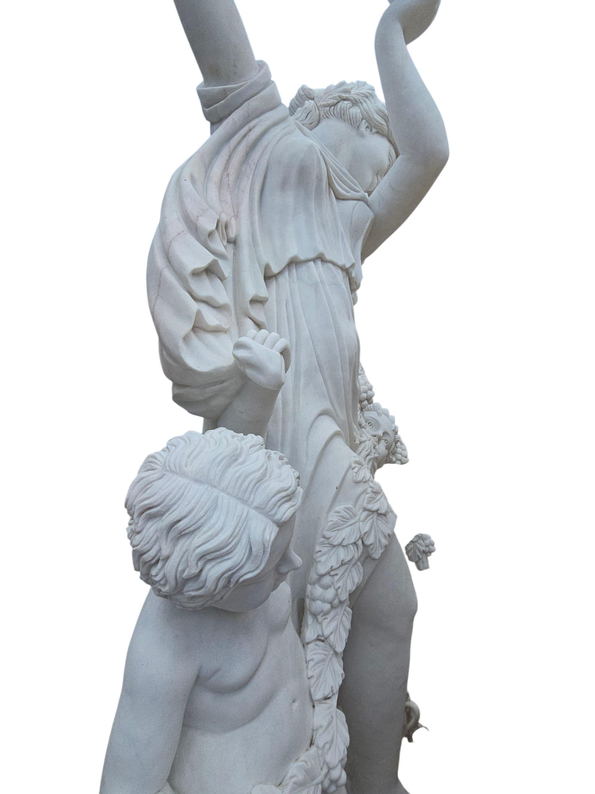 Pareja de esculturas monumentales de mármol de Carrara con figuras femeninas y putti, 1980 en venta 4