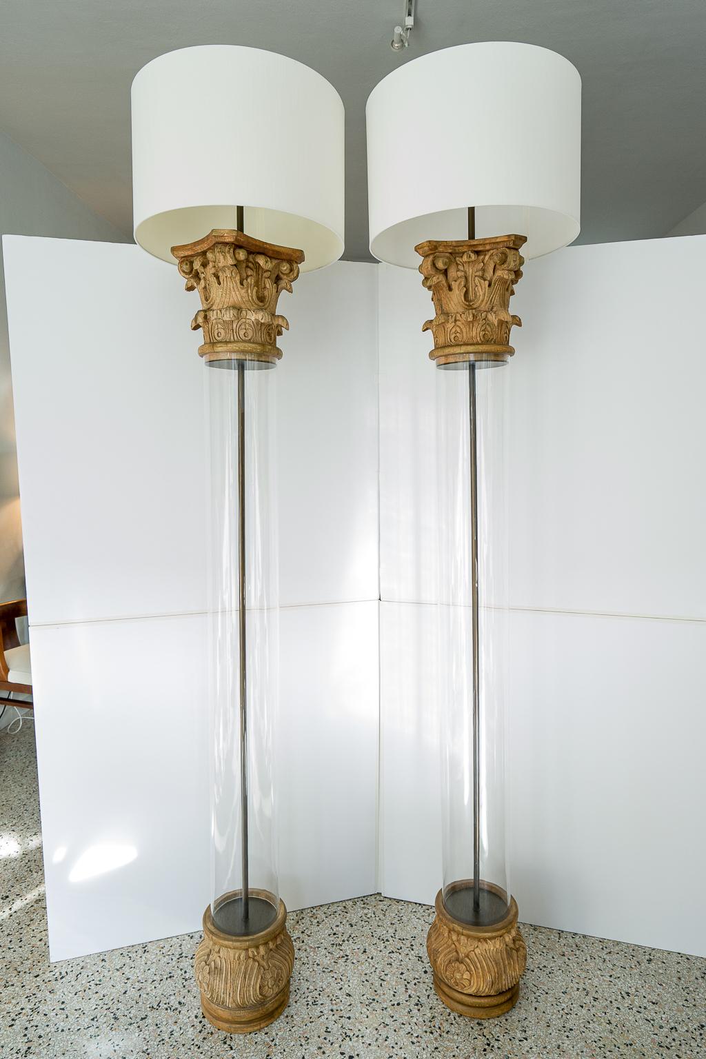 Questa elegante e raffinata coppia di lampade da terra di grandi dimensioni è stata acquistata da una tenuta di Malibu, in California, e ricorda molto i pezzi creati o ispirati da Michael Taylor.

Nota:   Il rivestimento dei paralumi differisce