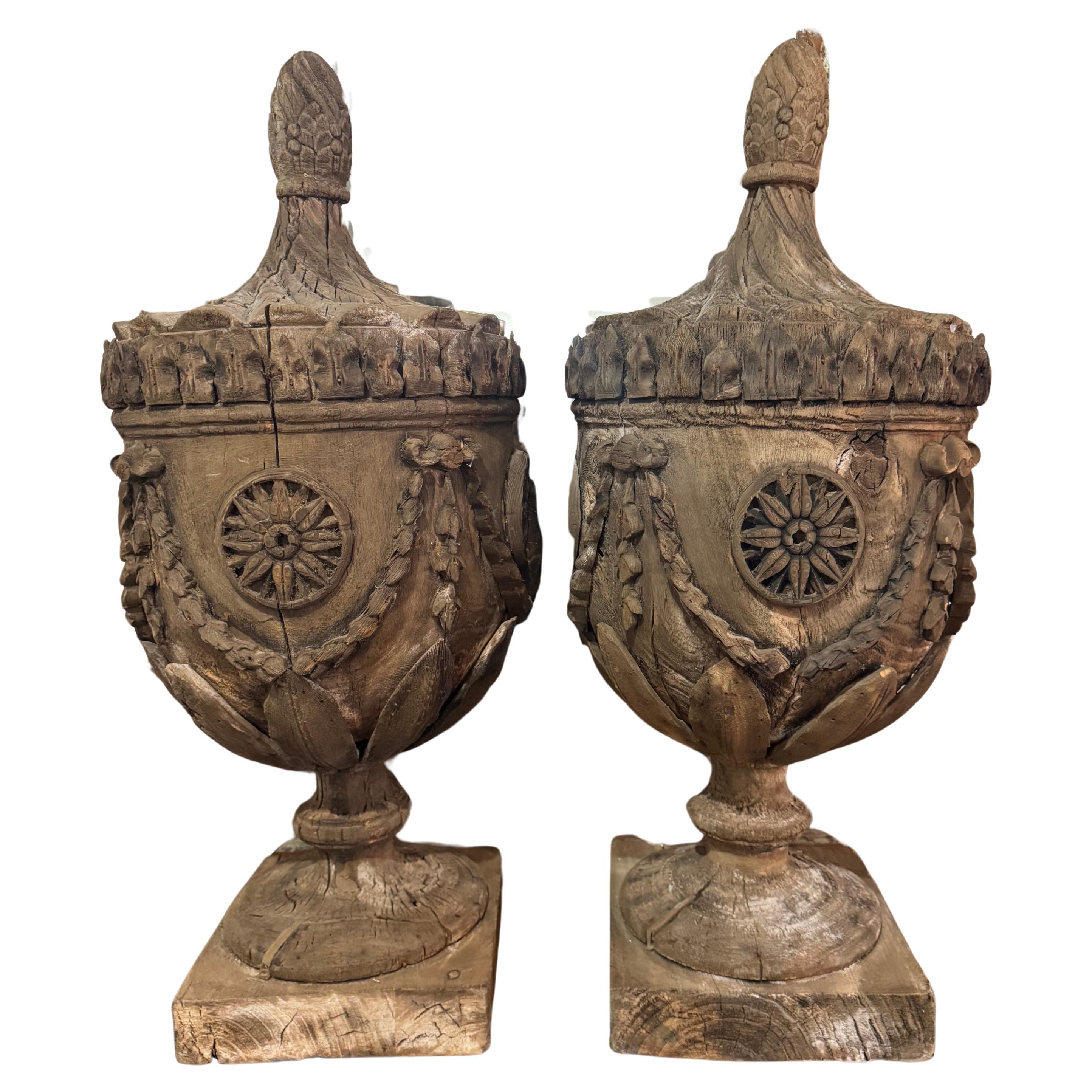 Épis de faîtage monumentaux en bois sculpté, style néoclassique, 1950