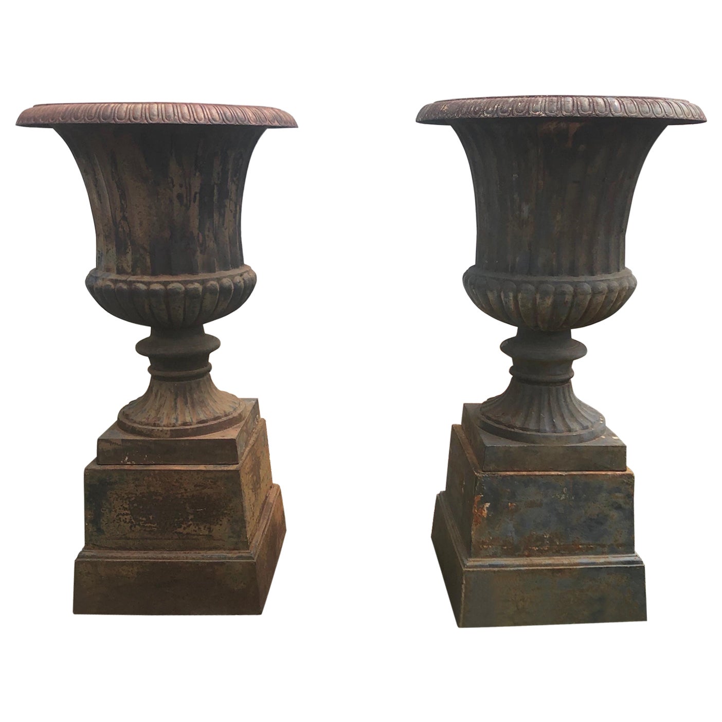 Coppia di urne da giardino monumentali in ghisa H. H. 53,5