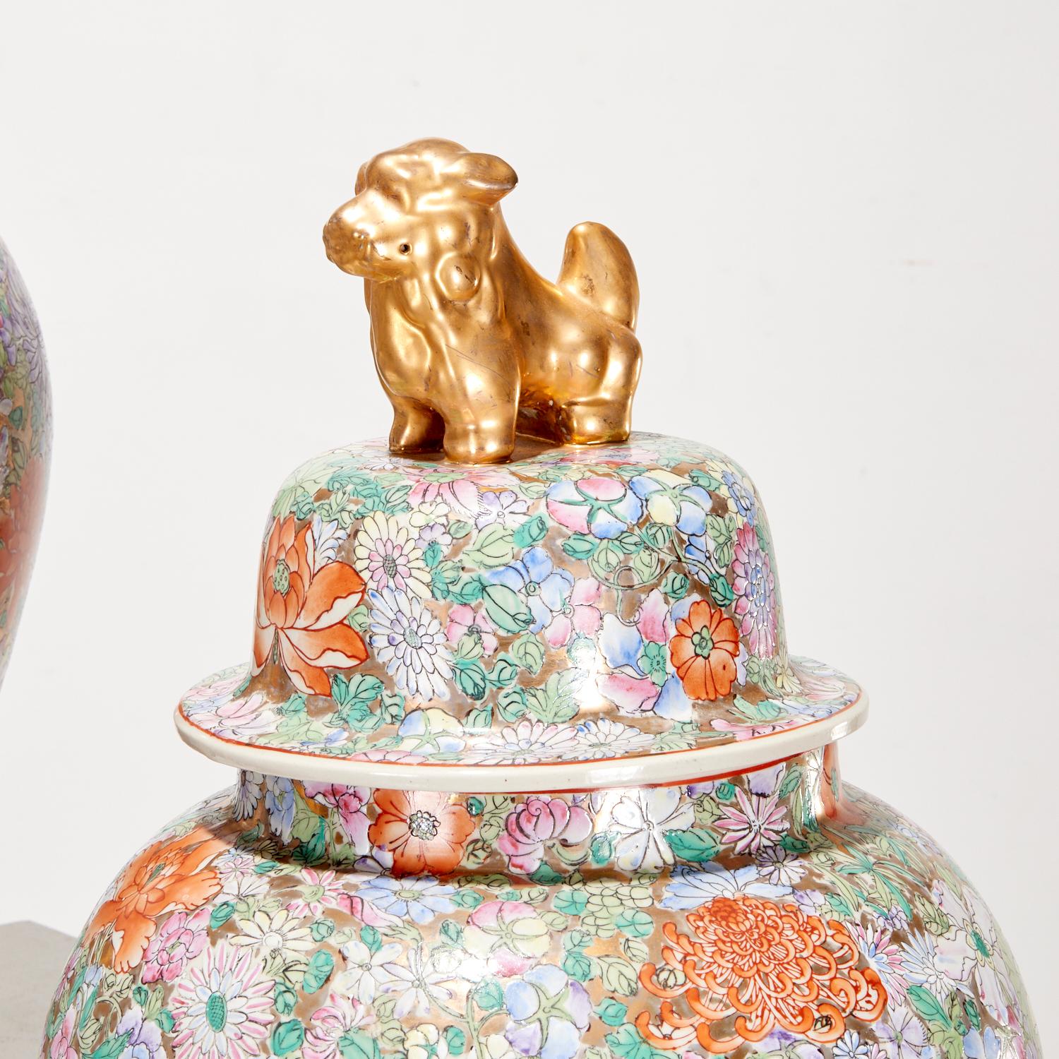 Pareja de monumentales jarras de templo chinas de estilo rosa familiar con remates dorados de perro de Foo, China, mediados del siglo XX

Un vibrante y majestuoso par de grandes jarras chinas de porcelana esmaltada policromada para templos,