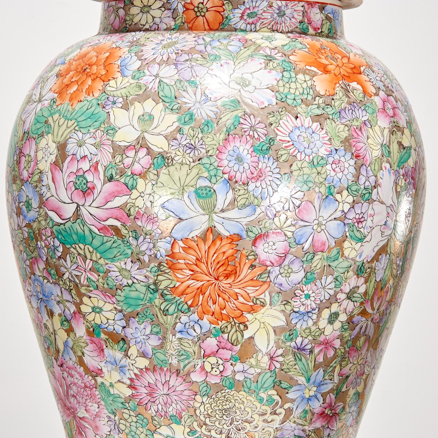 Pareja de Monumentales Jarras de Templo Chinas de Rosa Familiar con Remates de Perro Foo Dorados Chinoiserie en venta