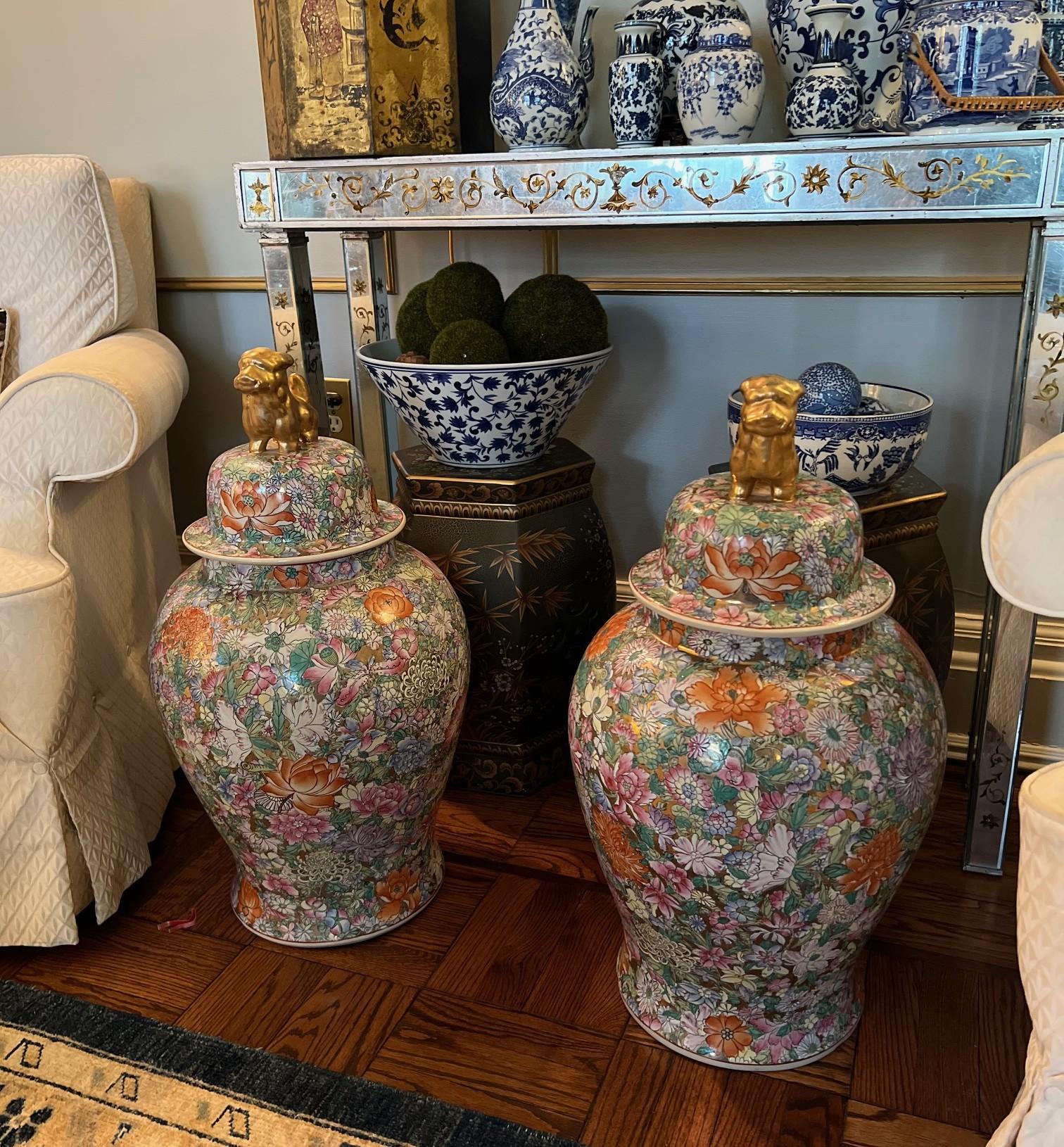 Pareja de Monumentales Jarras de Templo Chinas de Rosa Familiar con Remates de Perro Foo Dorados Porcelana en venta