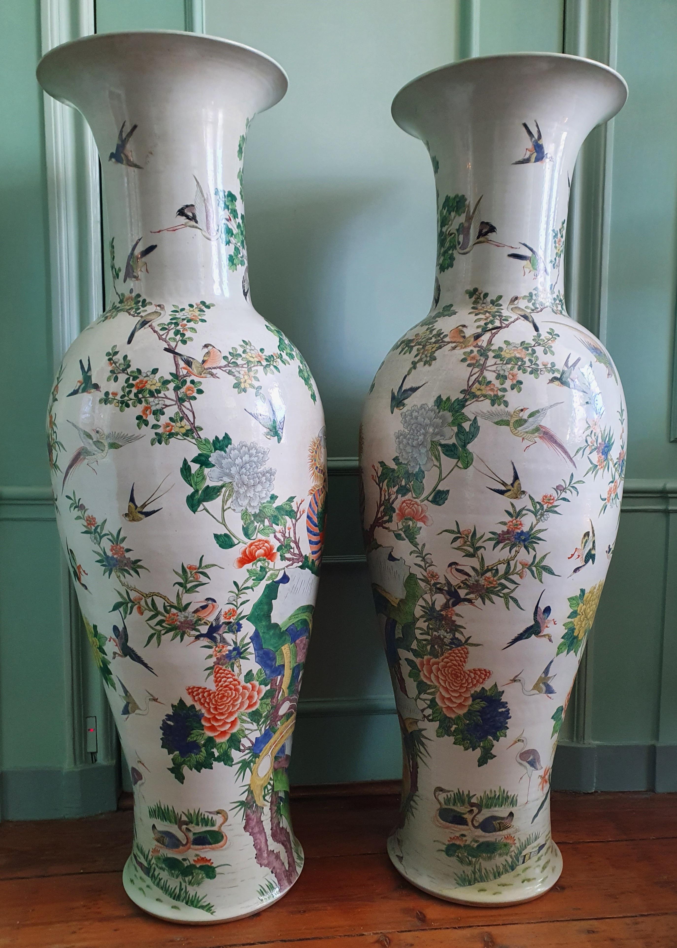 Cinese Coppia di vasi monumentali in porcellana cinese fam. rosa della dinastia Qing, 60,6 pollici. in vendita