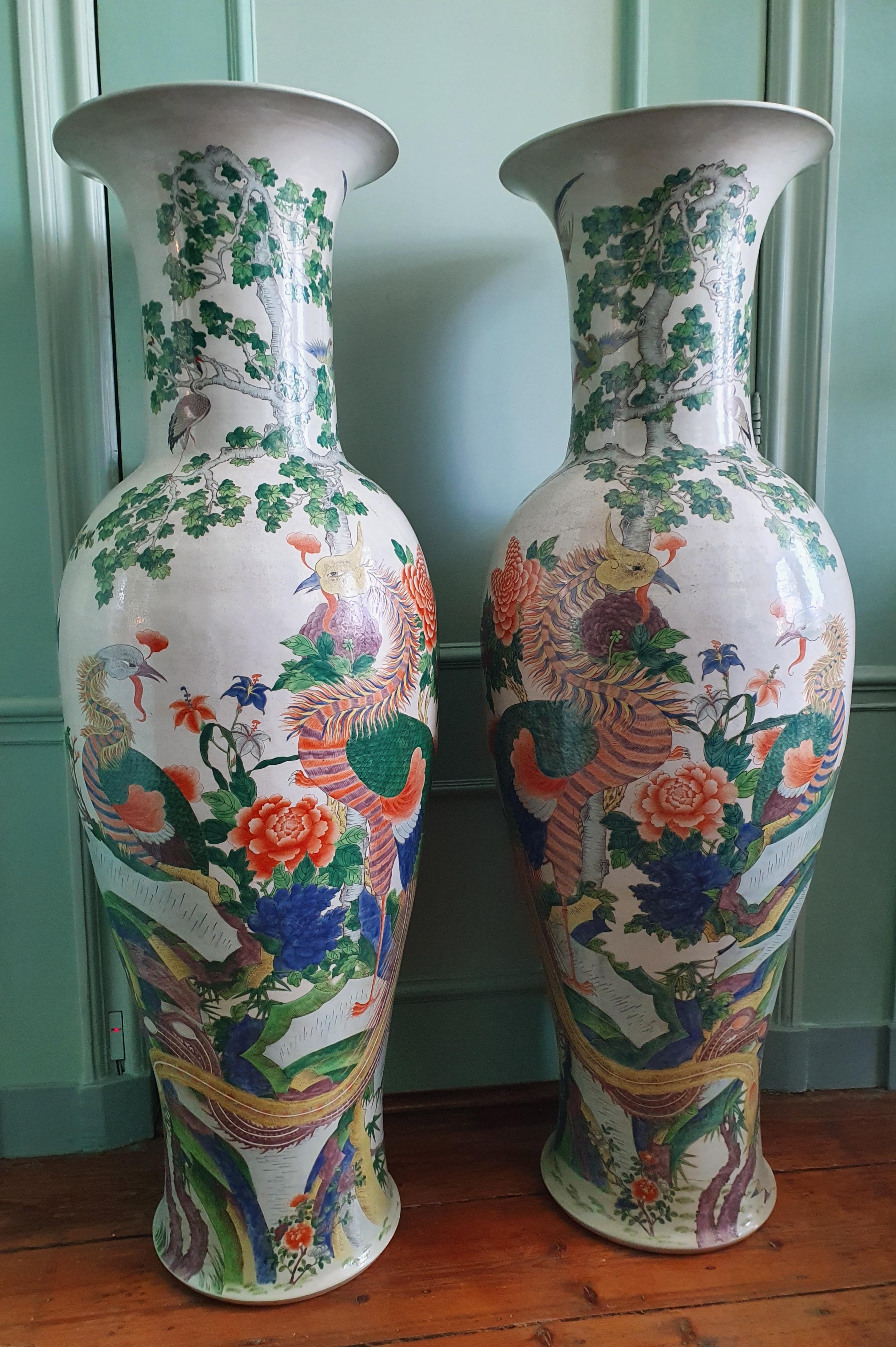 Coppia di colossali vasi a forma di uccello della dinastia Qing: Una coppia estremamente rara di vasi cinesi in porcellana famille rose decorati con uccelli fenice e numerosi uccelli in mezzo al fogliame. 
Alto 154 cm. Condizioni perfette. Diametro