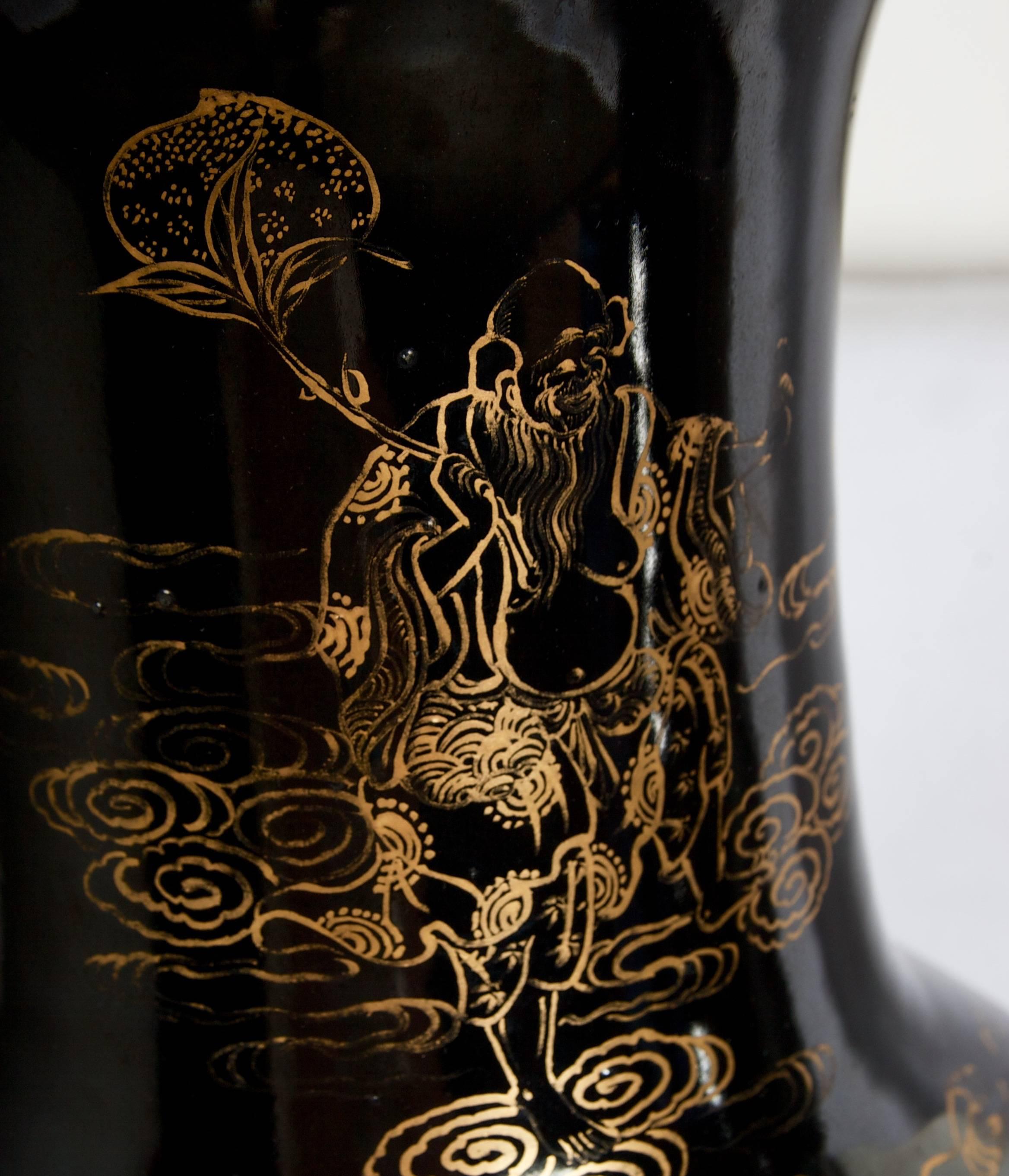 Paire de vases monumentals à balustre noir miroir, montés en lampes 4