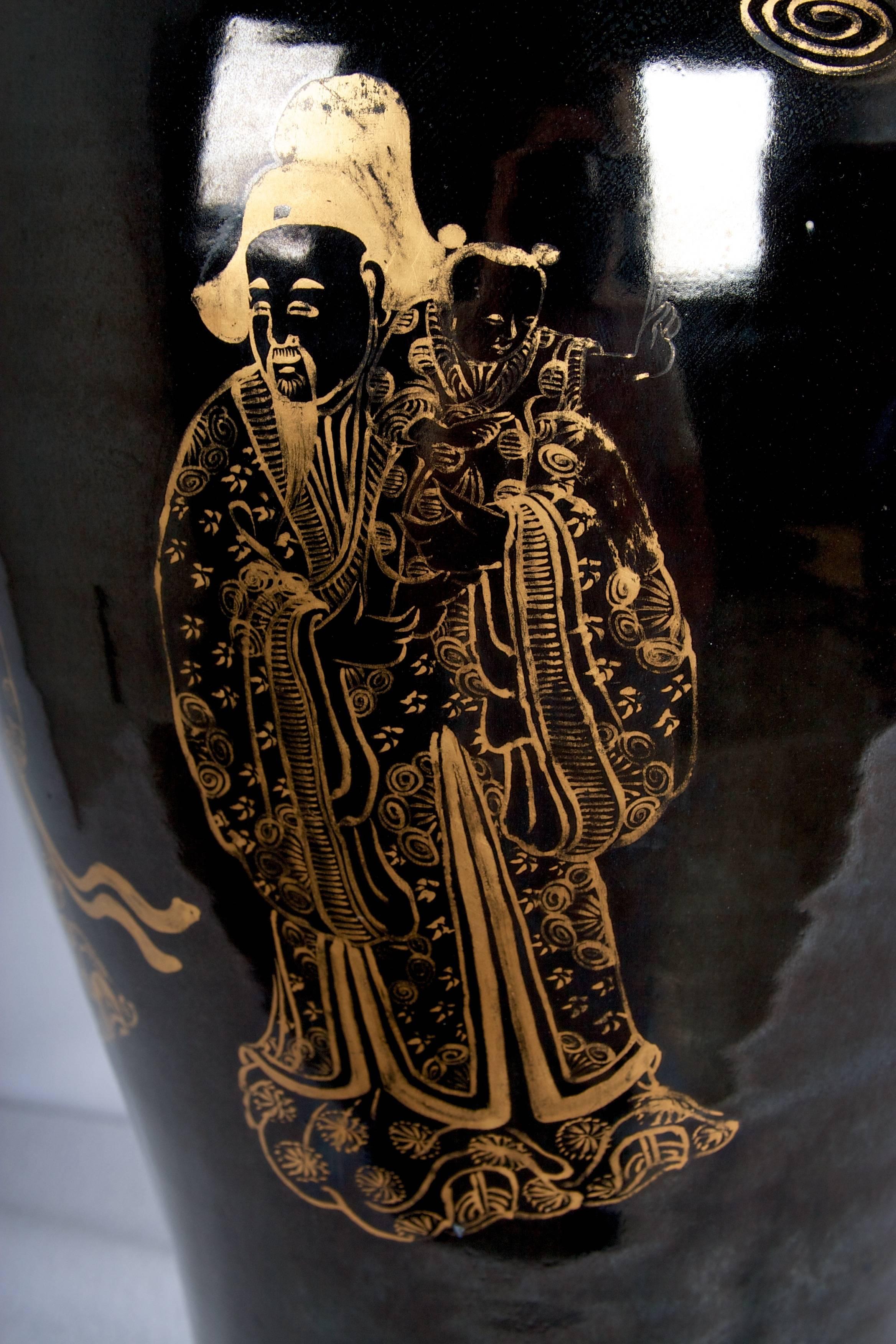 Autre Paire de vases monumentals à balustre noir miroir, montés en lampes