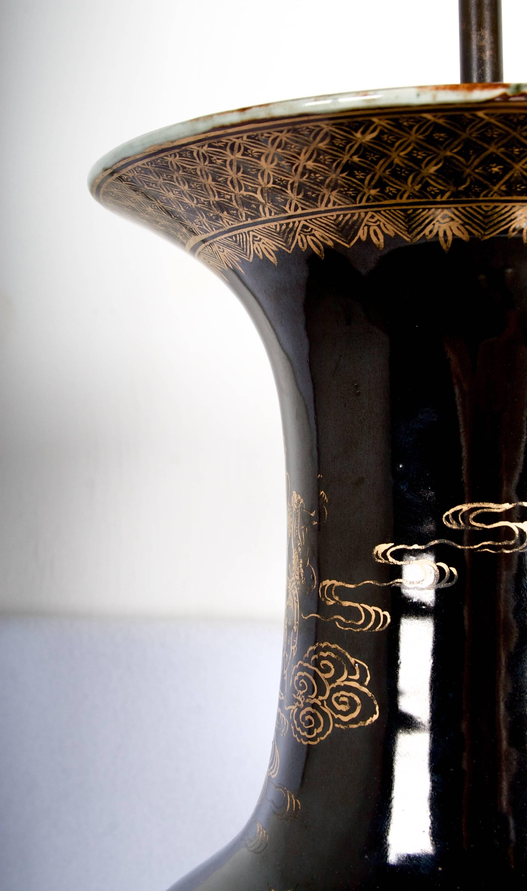 Peint Paire de vases monumentals à balustre noir miroir, montés en lampes
