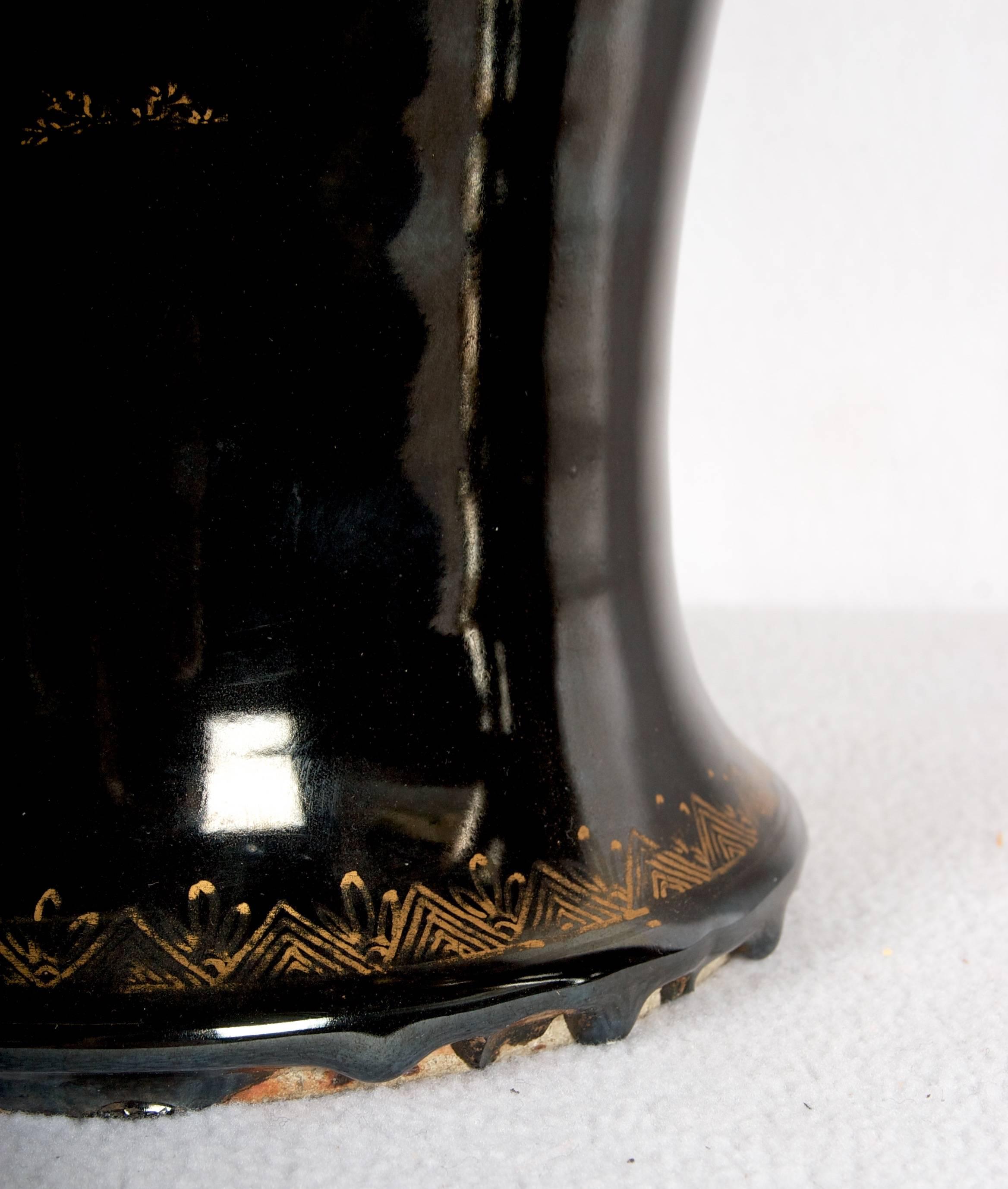Porcelaine Paire de vases monumentals à balustre noir miroir, montés en lampes