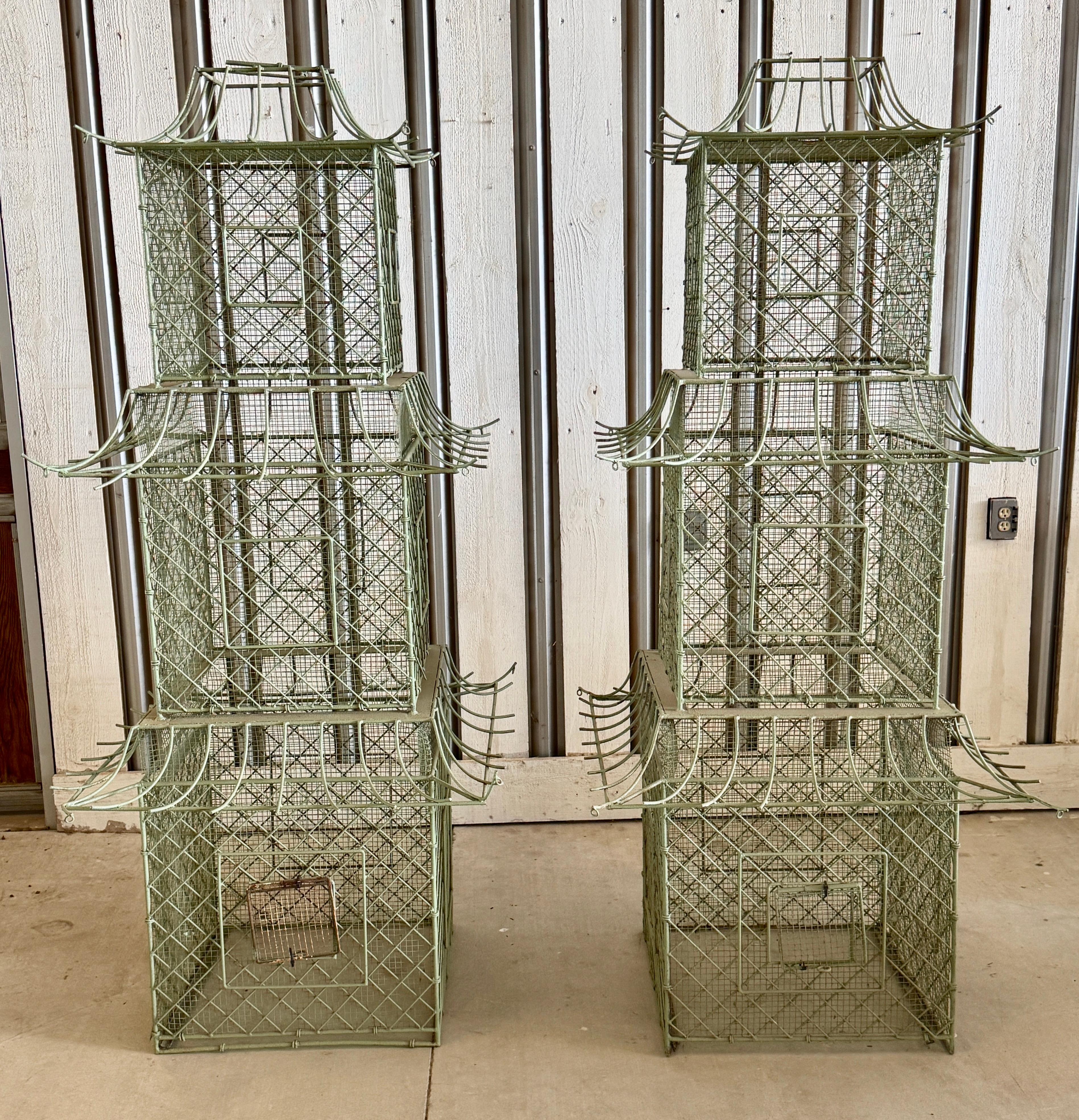 Pareja de pajareras monumentales de hierro pintado en forma de pagoda, estilo Chinoiserie en venta 4