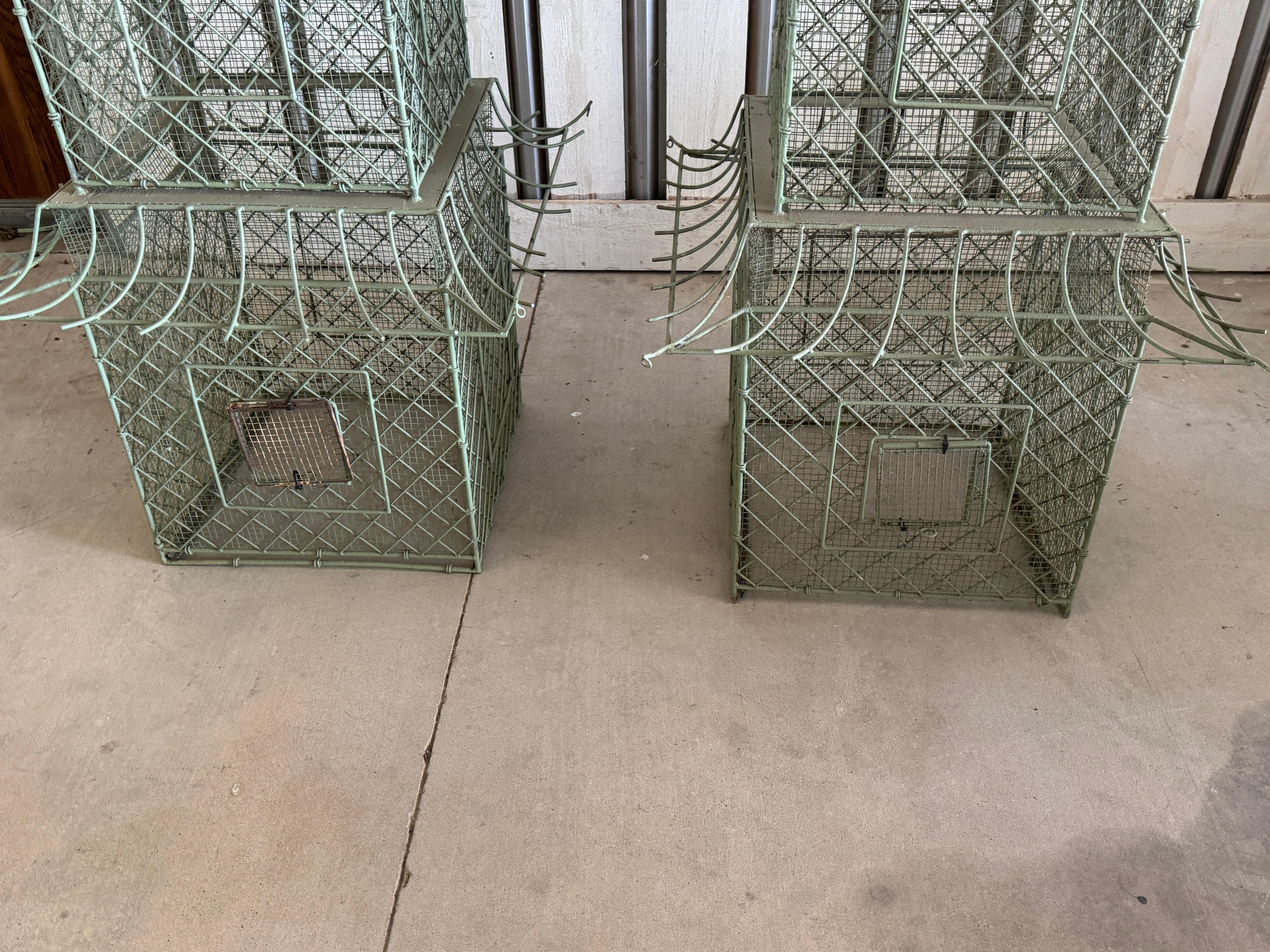 Pareja de pajareras monumentales de hierro pintado en forma de pagoda, estilo Chinoiserie en venta 5