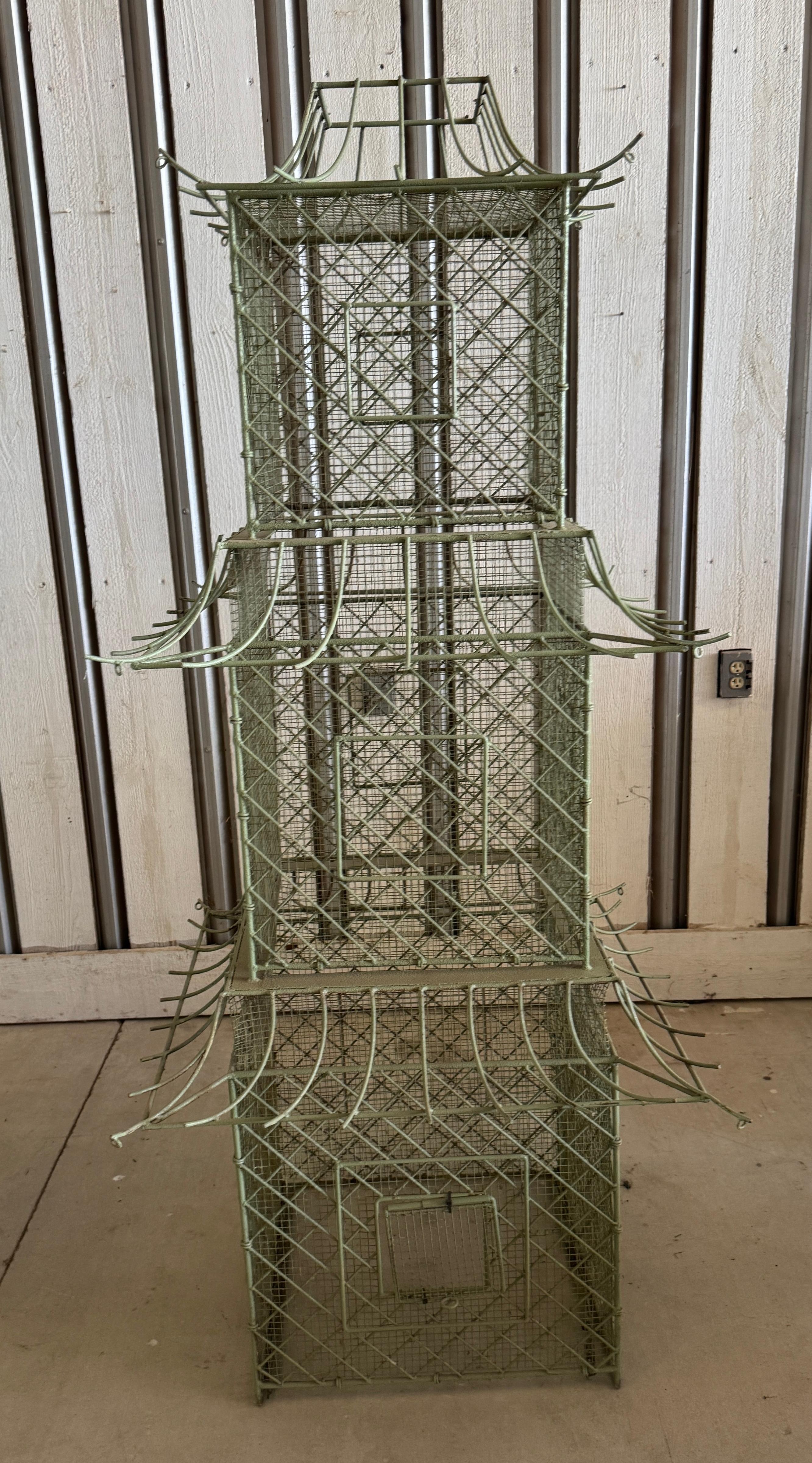 Pareja de pajareras monumentales de hierro pintado en forma de pagoda, estilo Chinoiserie en venta 8