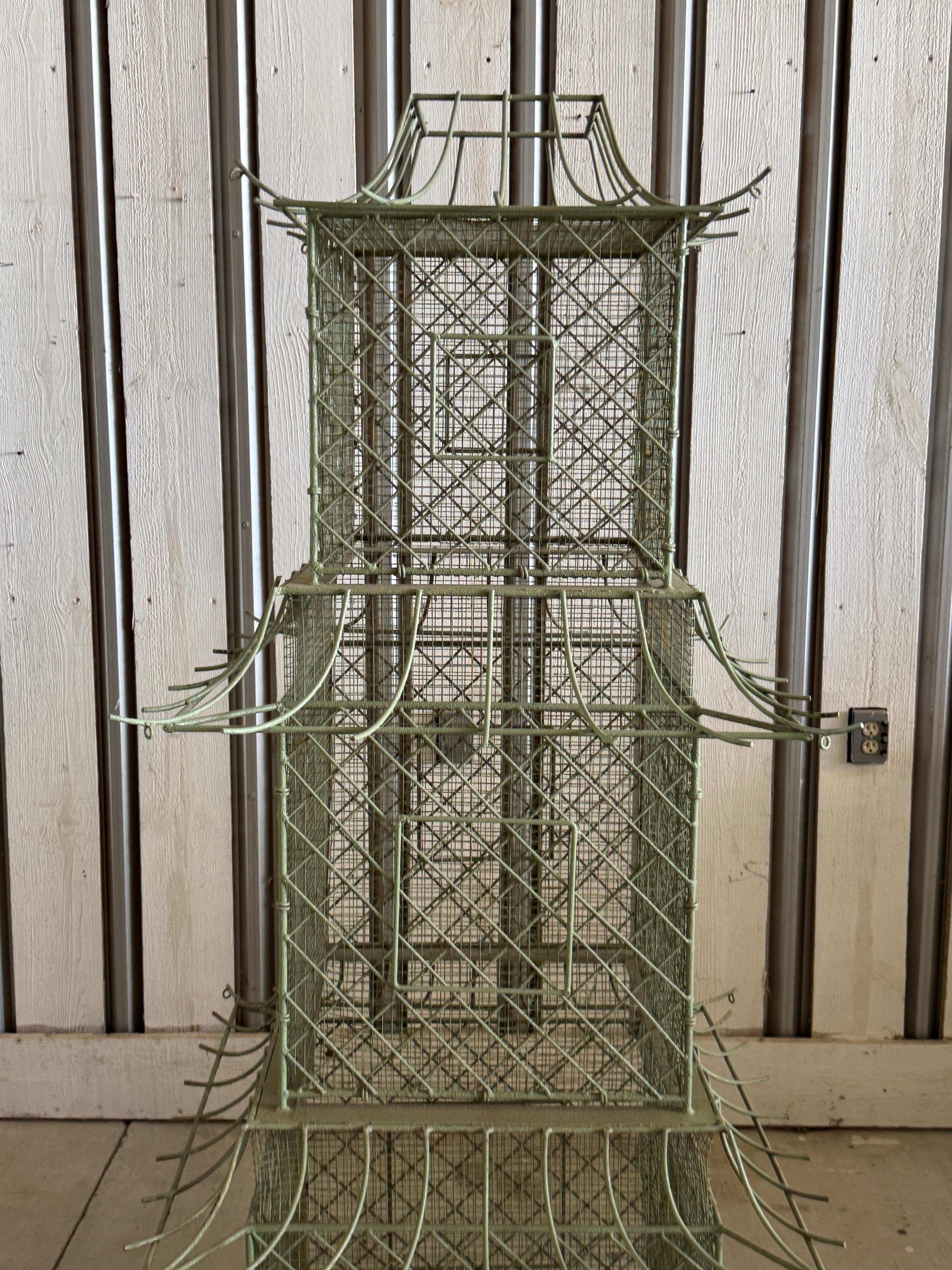 Pareja de pajareras monumentales de hierro pintado en forma de pagoda, estilo Chinoiserie en venta 9