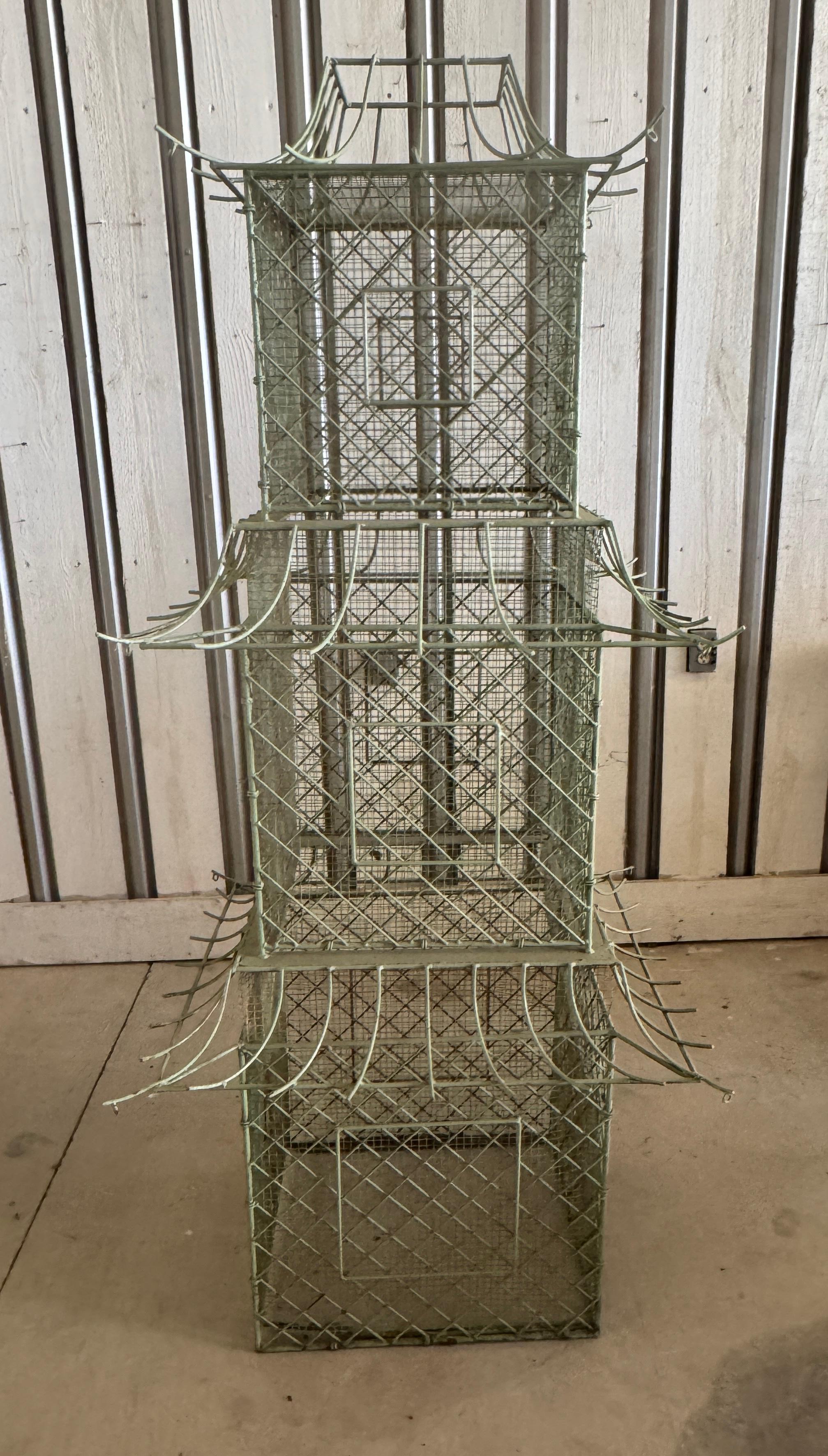 Pareja de pajareras monumentales de hierro pintado en forma de pagoda, estilo Chinoiserie en venta 10