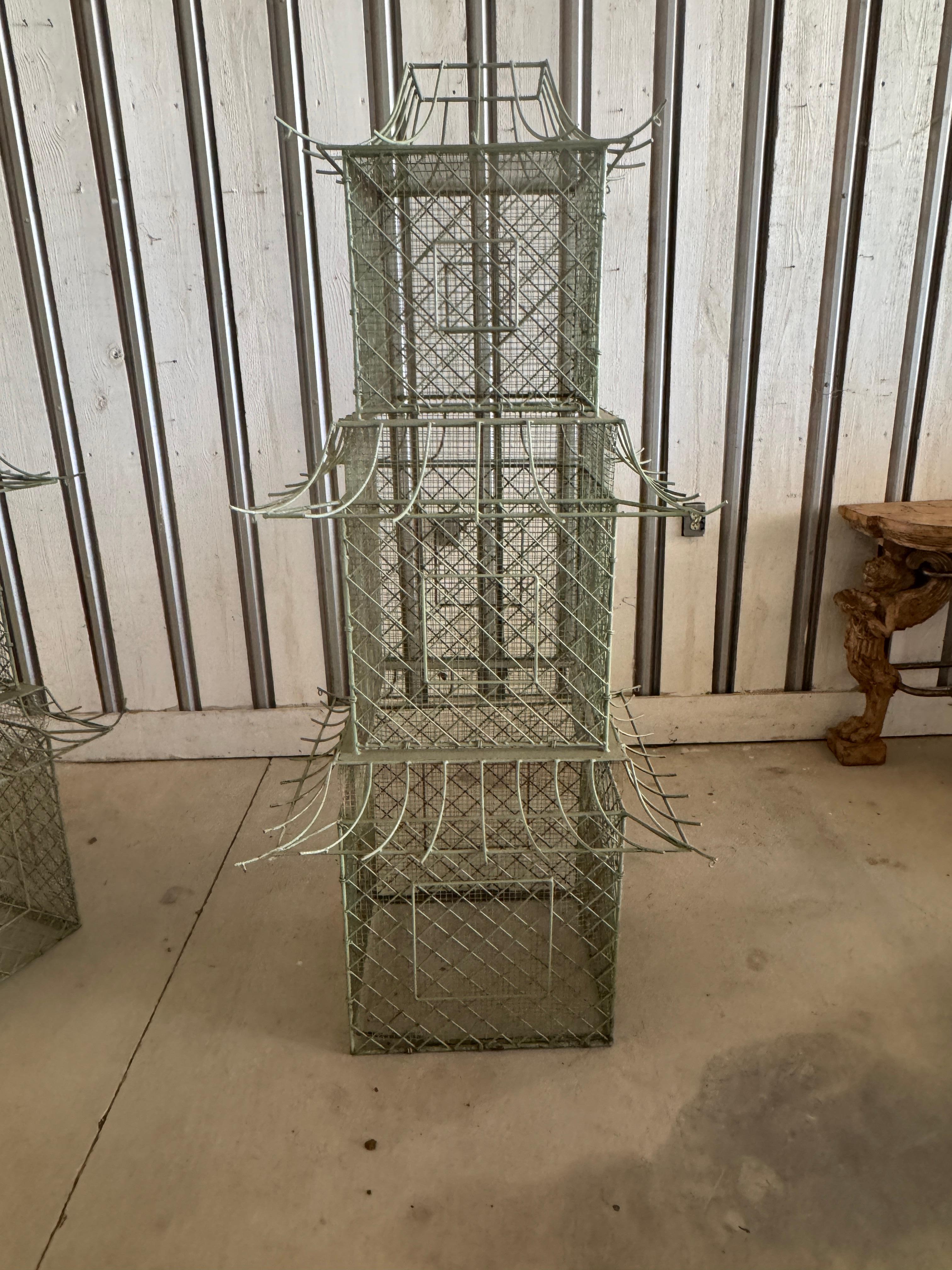 Pareja de pajareras monumentales de hierro pintado en forma de pagoda, estilo Chinoiserie en venta 11