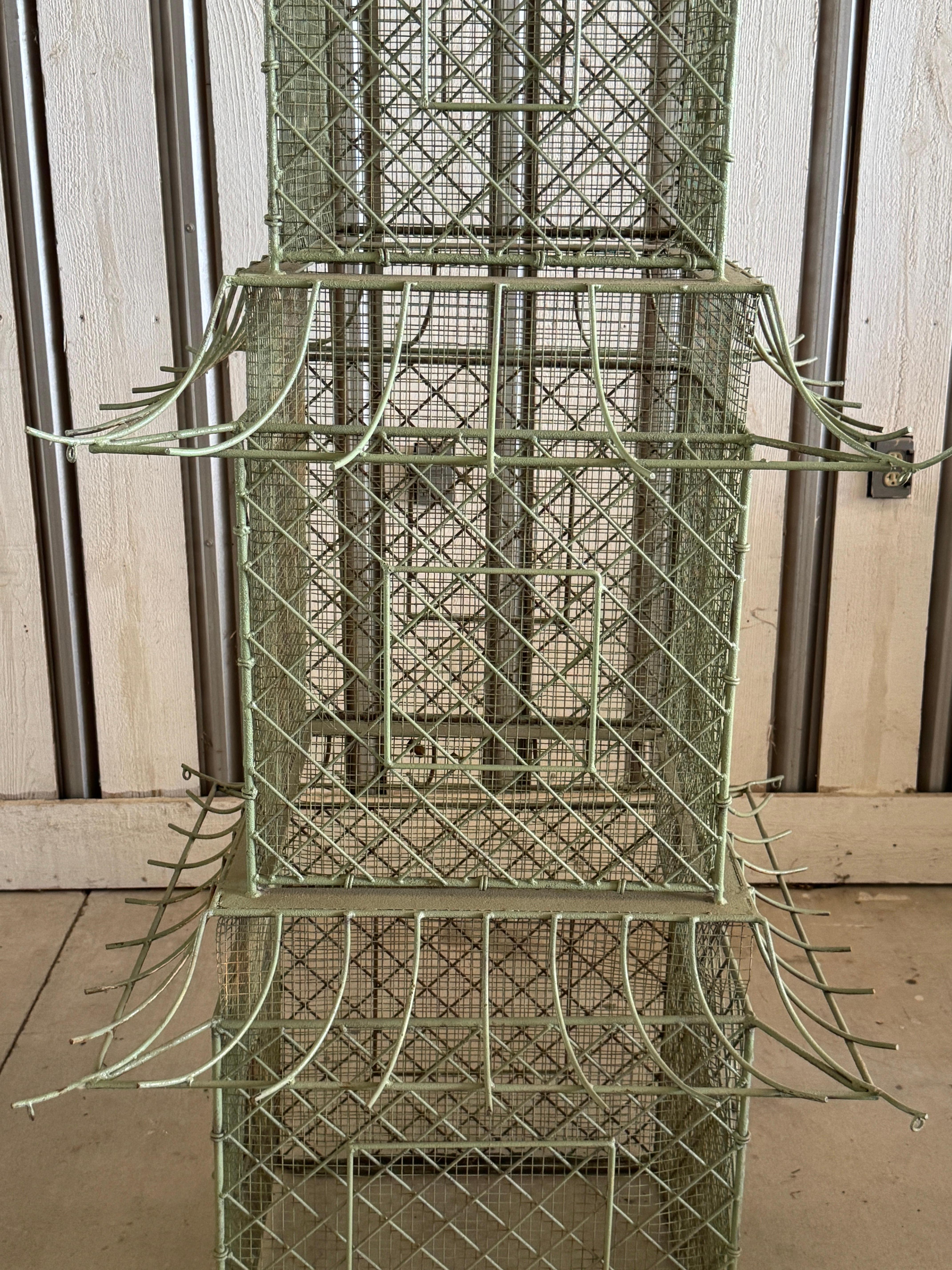 Pareja de pajareras monumentales de hierro pintado en forma de pagoda, estilo Chinoiserie en venta 13