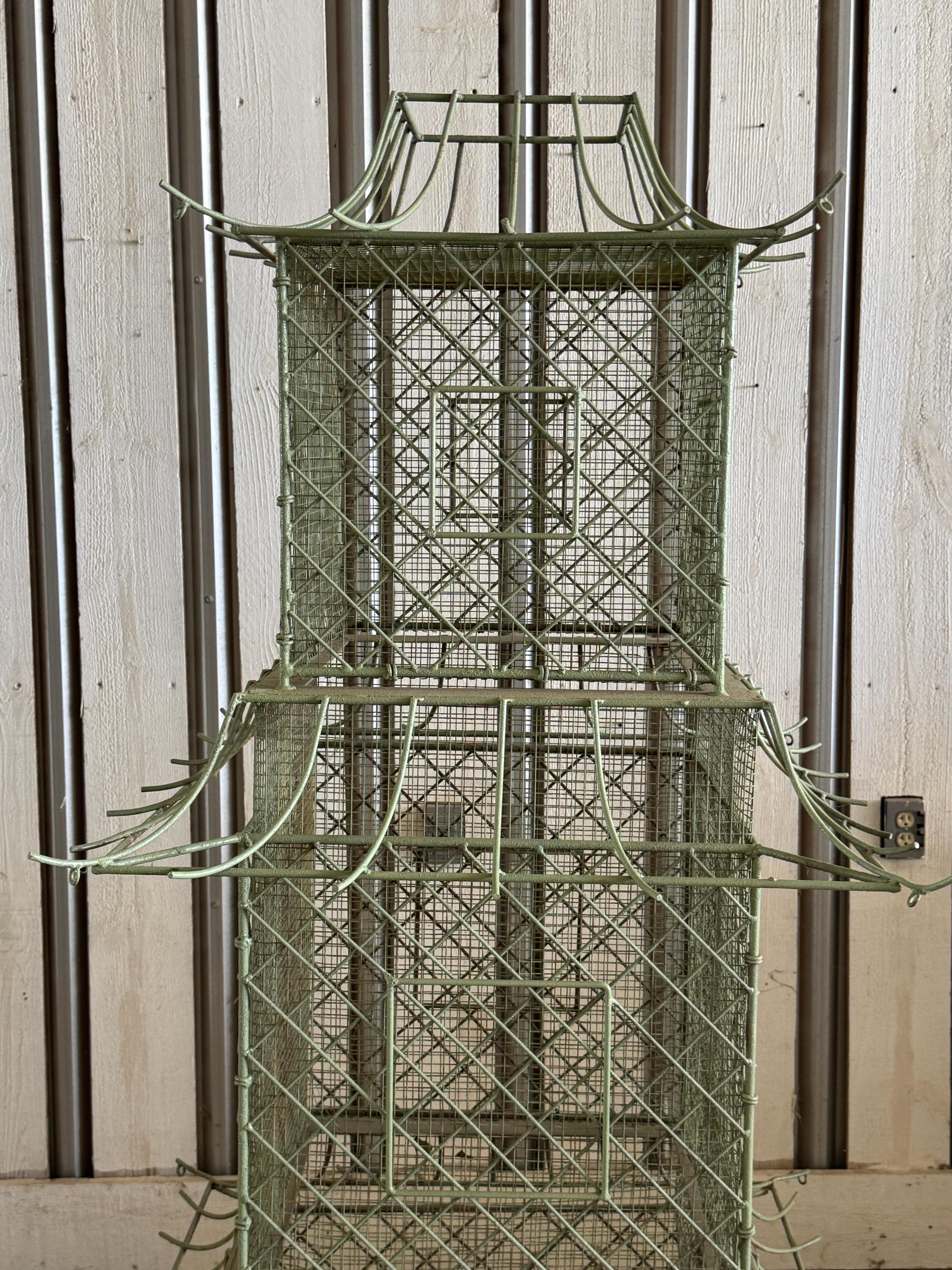 Pareja de pajareras monumentales de hierro pintado en forma de pagoda, estilo Chinoiserie en venta 14