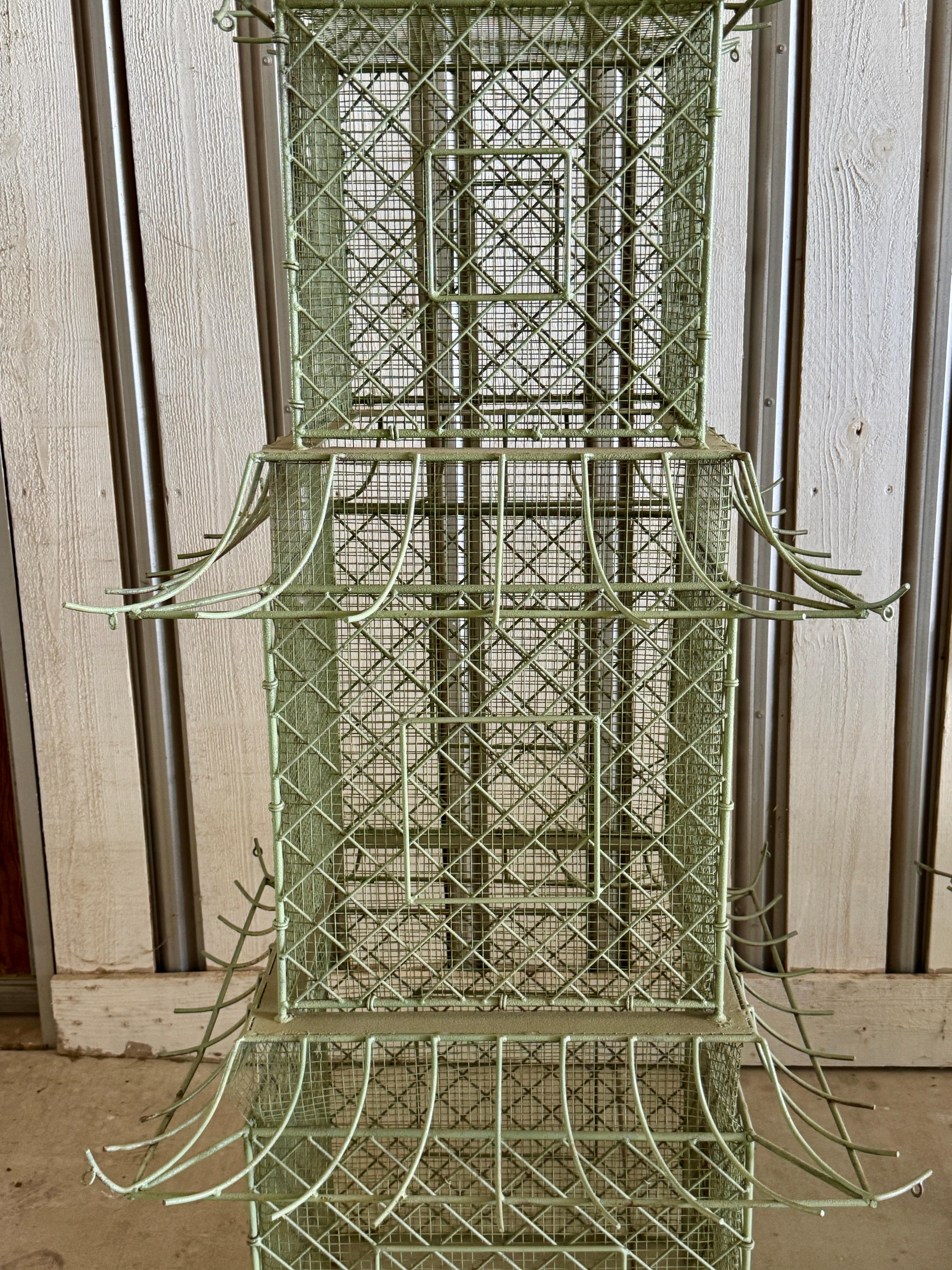 Pareja de pajareras monumentales de hierro pintado en forma de pagoda, estilo Chinoiserie Francés en venta