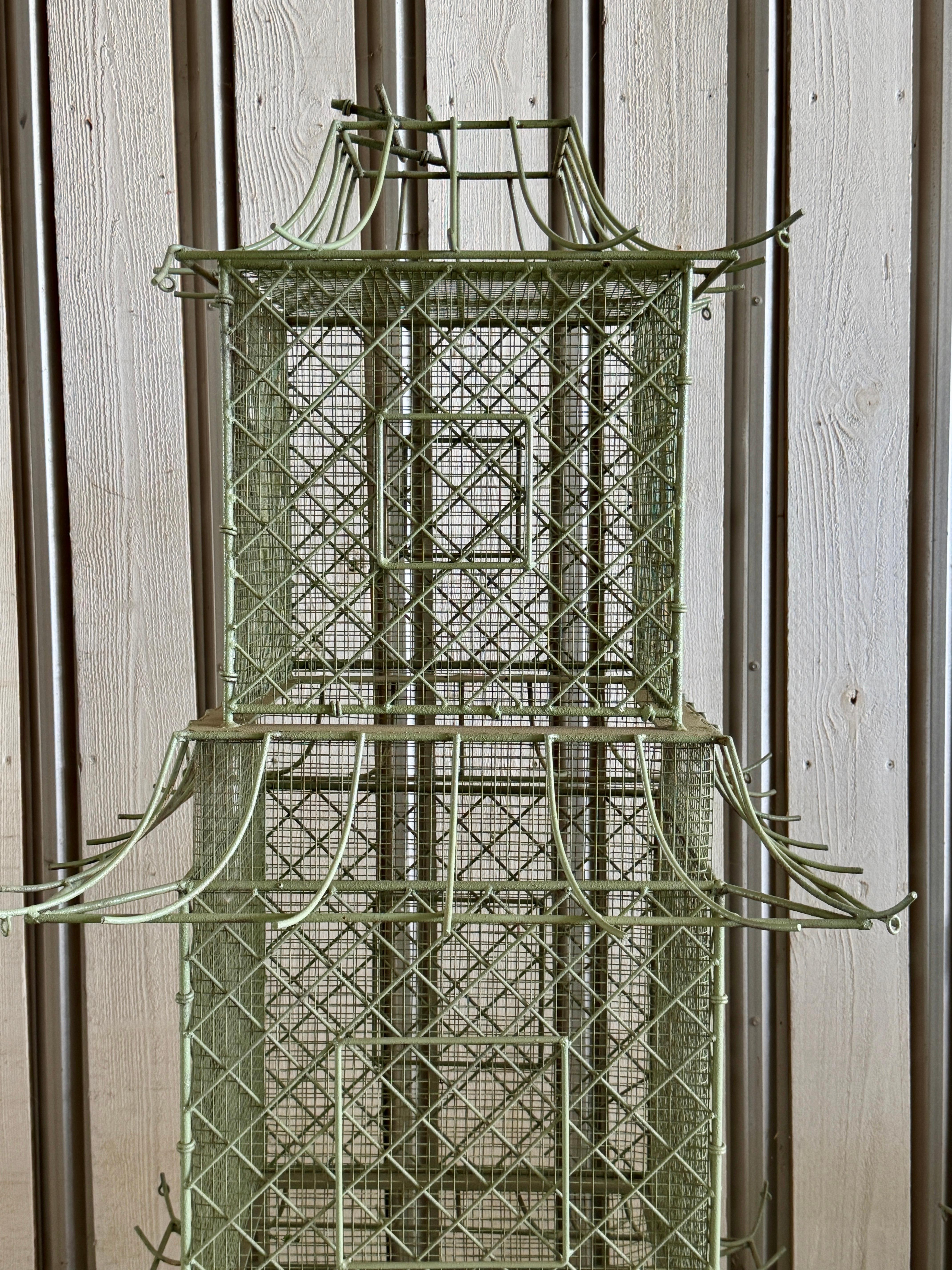 Pareja de pajareras monumentales de hierro pintado en forma de pagoda, estilo Chinoiserie en Bueno estado para la venta en Atlanta, GA