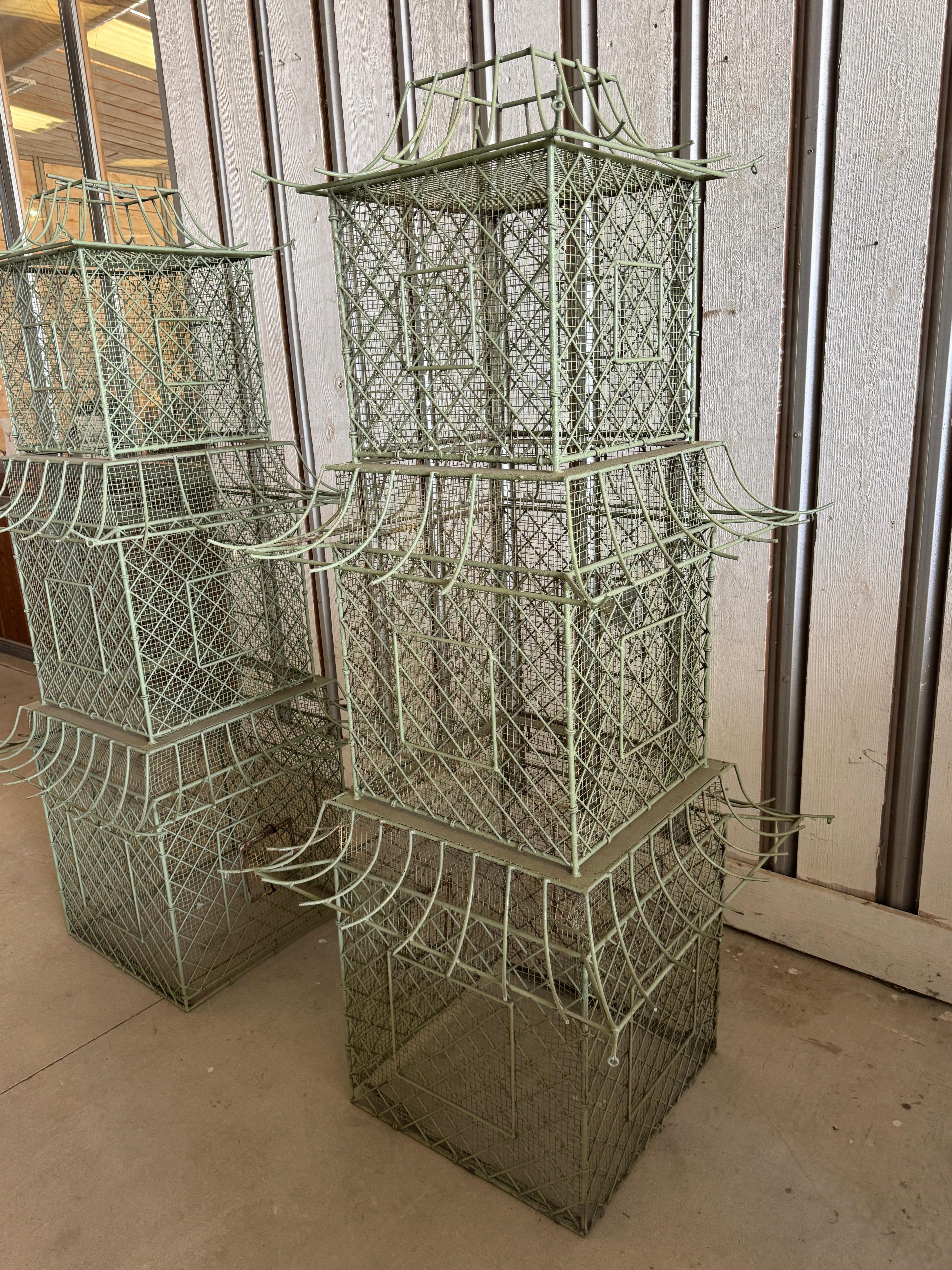 Pareja de pajareras monumentales de hierro pintado en forma de pagoda, estilo Chinoiserie siglo XX en venta