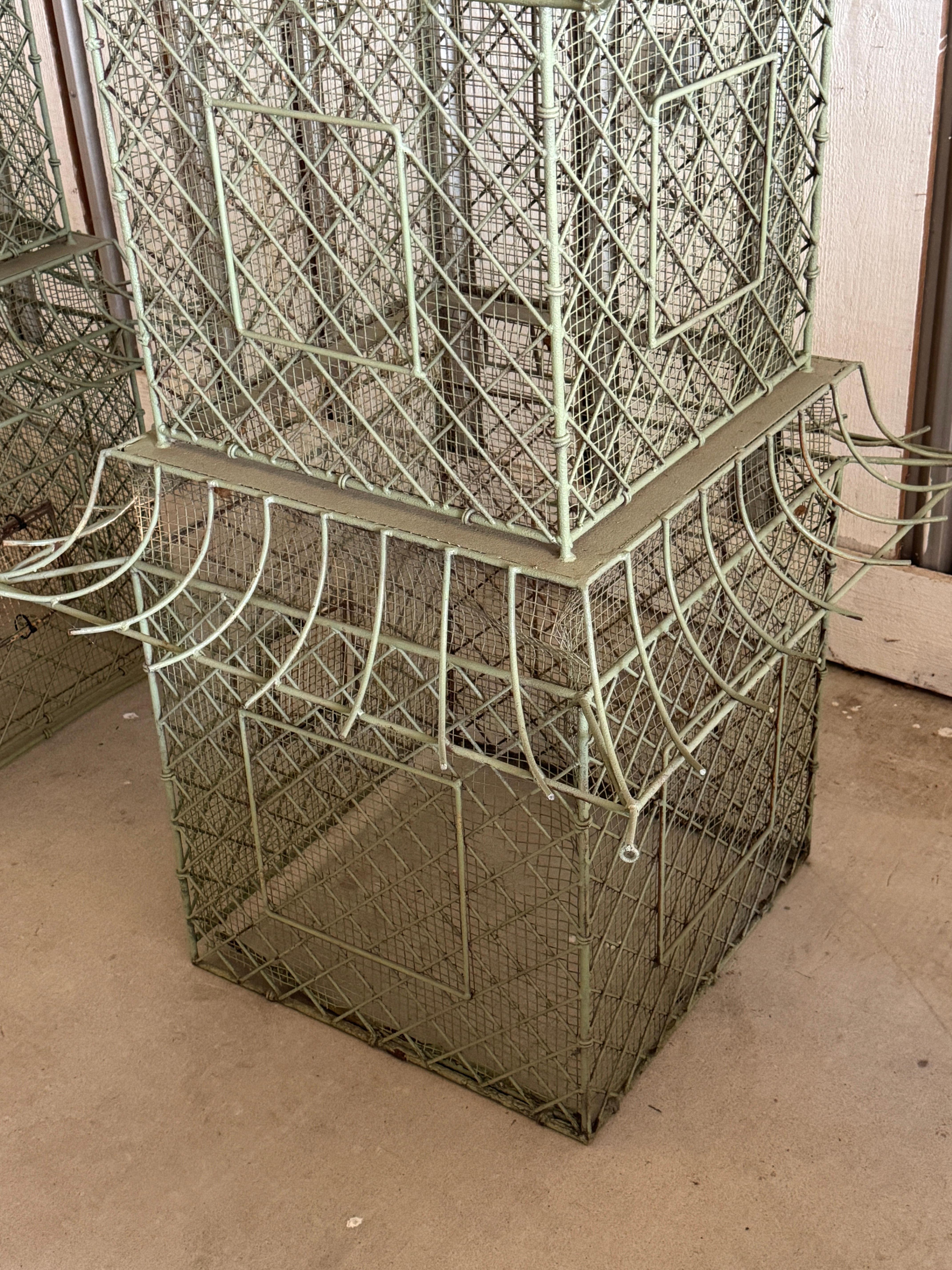 Pareja de pajareras monumentales de hierro pintado en forma de pagoda, estilo Chinoiserie Hierro forjado en venta