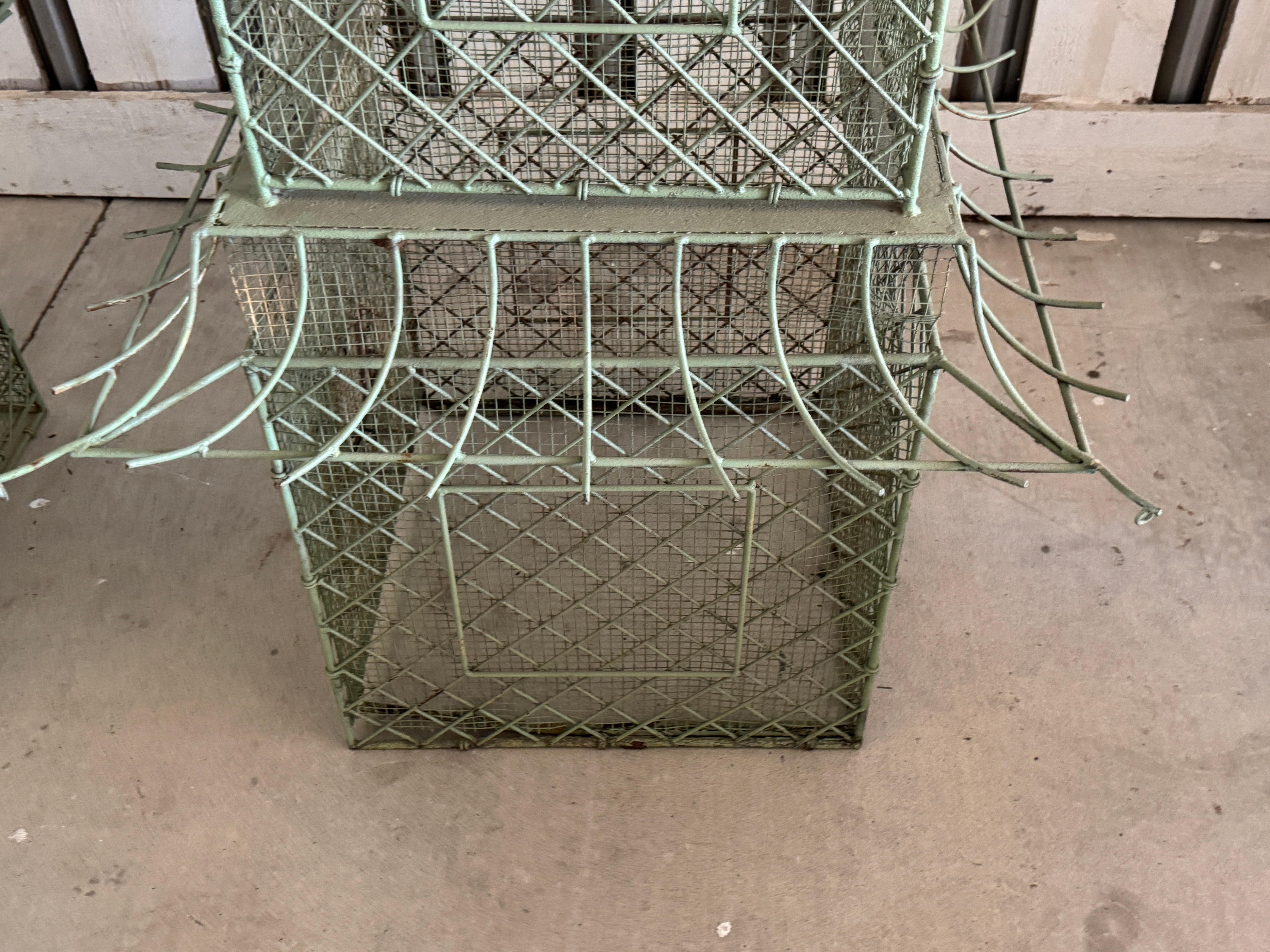Pareja de pajareras monumentales de hierro pintado en forma de pagoda, estilo Chinoiserie en venta 1