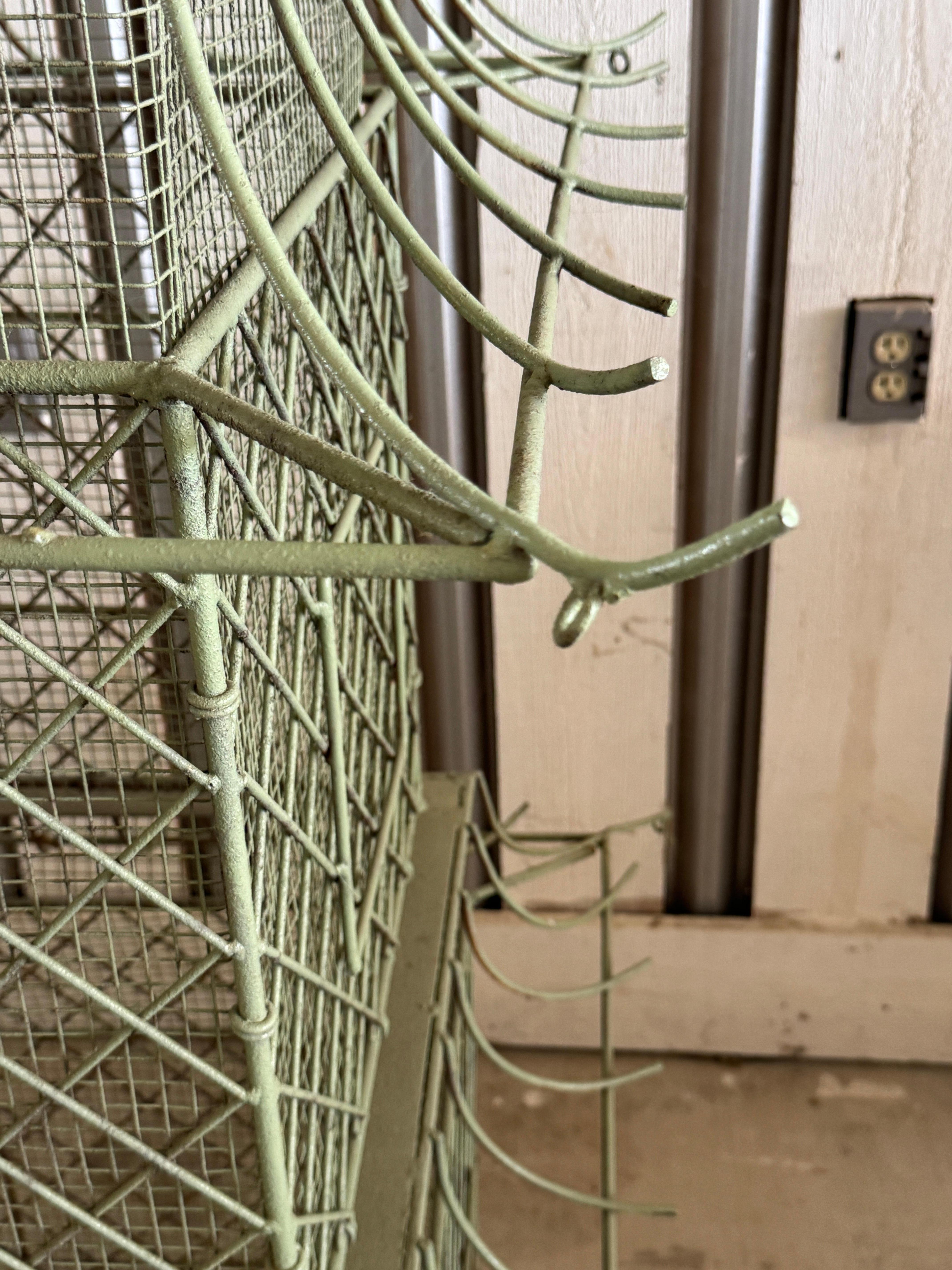 Pareja de pajareras monumentales de hierro pintado en forma de pagoda, estilo Chinoiserie en venta 2