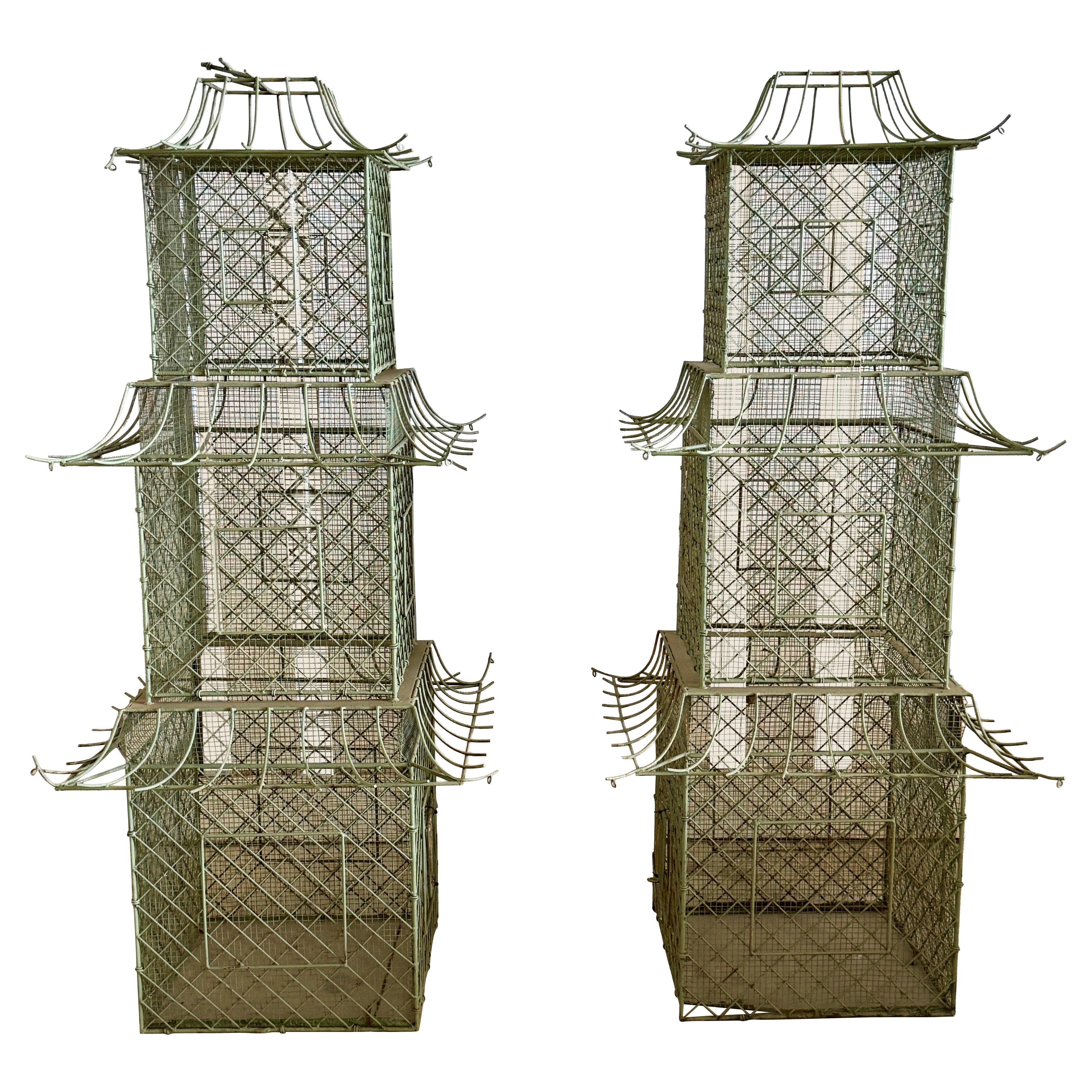 Pareja de pajareras monumentales de hierro pintado en forma de pagoda, estilo Chinoiserie en venta