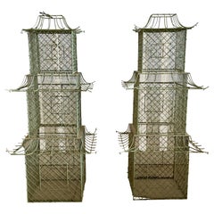 Pareja de pajareras monumentales de hierro pintado en forma de pagoda, estilo Chinoiserie
