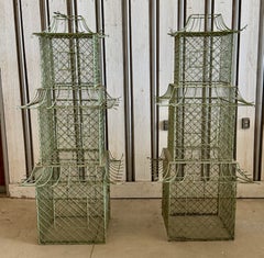 Pareja de pajareras monumentales de hierro pintado en forma de pagoda, estilo Chinoiserie