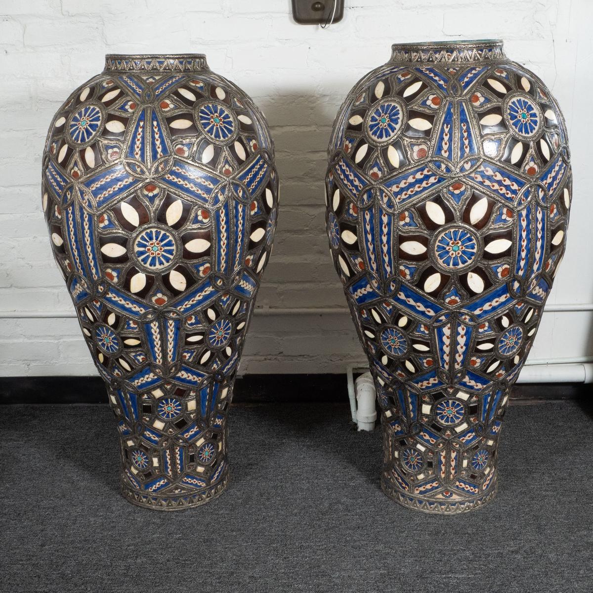 Mauresque Paire de vases monumentaux et colorés en céramique marocaine en vente