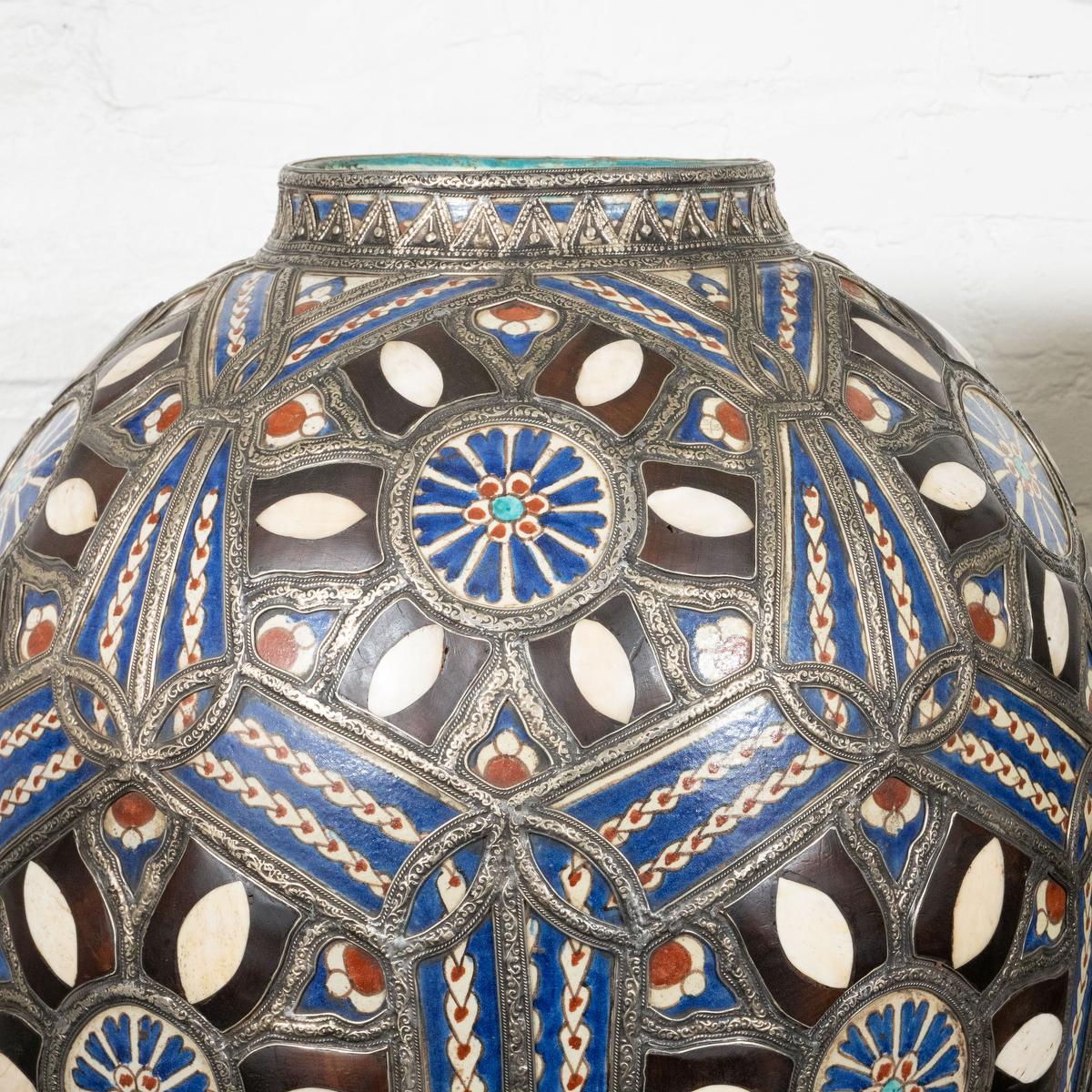 Marocain Paire de vases monumentaux et colorés en céramique marocaine en vente
