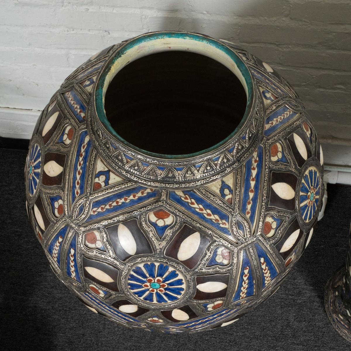 Monumentale, farbenfrohe marokkanische Keramikvasen aus Marokko, Paar im Zustand „Gut“ im Angebot in Tarrytown, NY