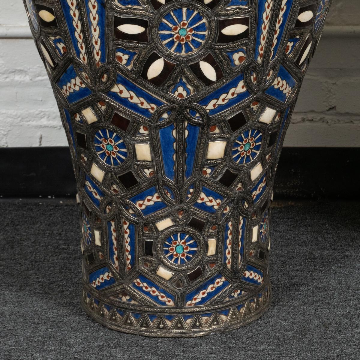 Metallo Coppia di vasi monumentali e colorati in ceramica marocchina in vendita