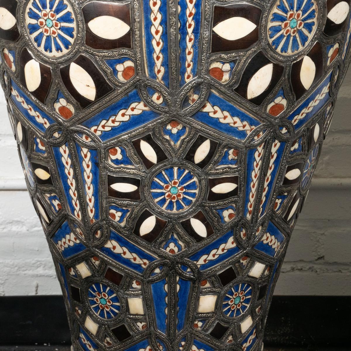 Monumentale, farbenfrohe marokkanische Keramikvasen aus Marokko, Paar im Angebot 1