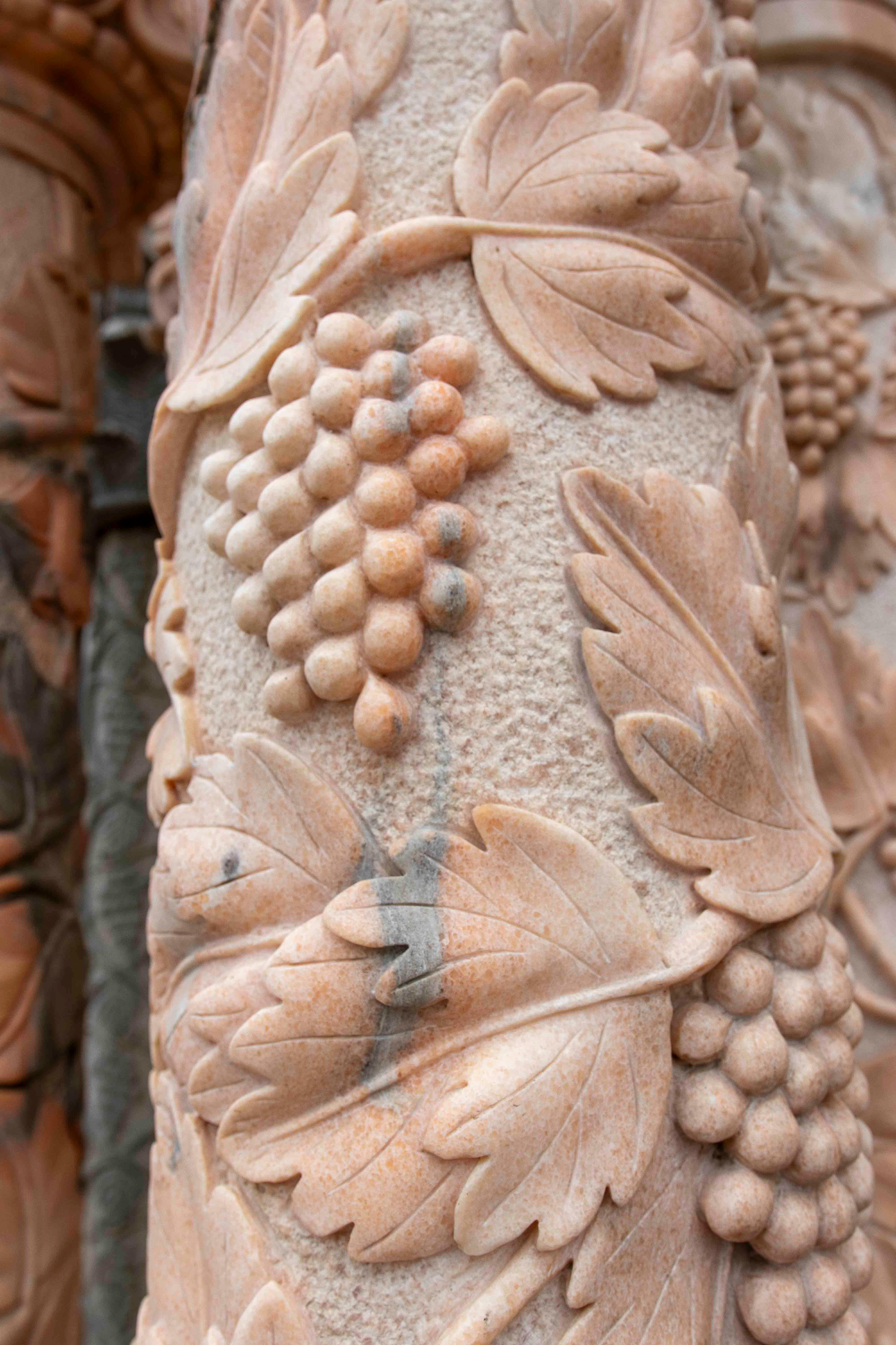 Pair of Monumental Columns in Carved Marble with Vine Motifs, Classical Style For Sale 7