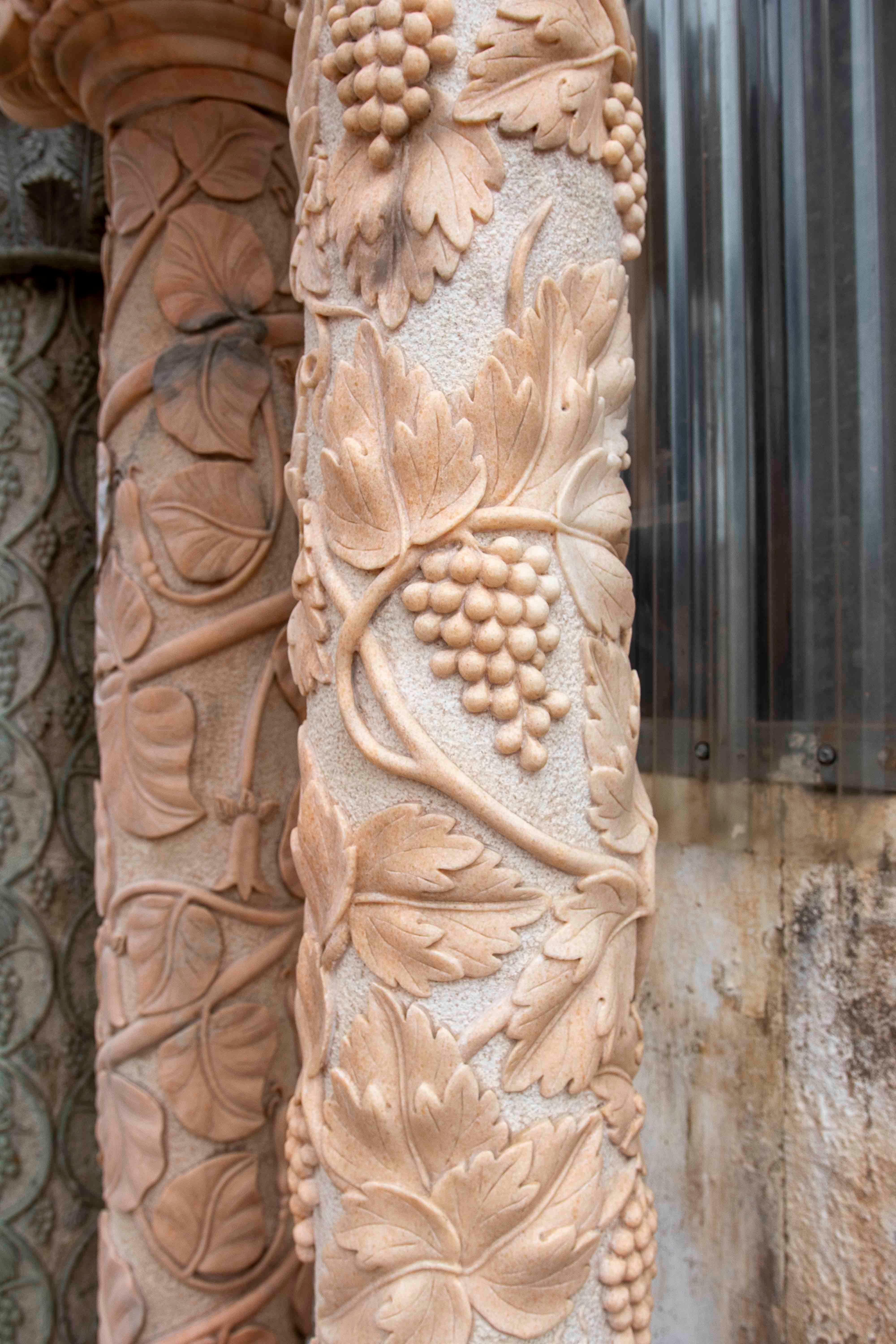 Pair of Monumental Columns in Carved Marble with Vine Motifs, Classical Style In Good Condition For Sale In Marbella, ES