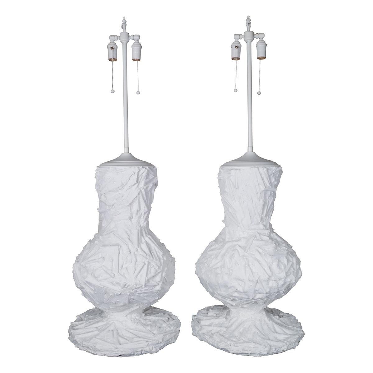 Paire de lampes de table monumentales, à composition sculpturale, avec motif de rayon appliqué.