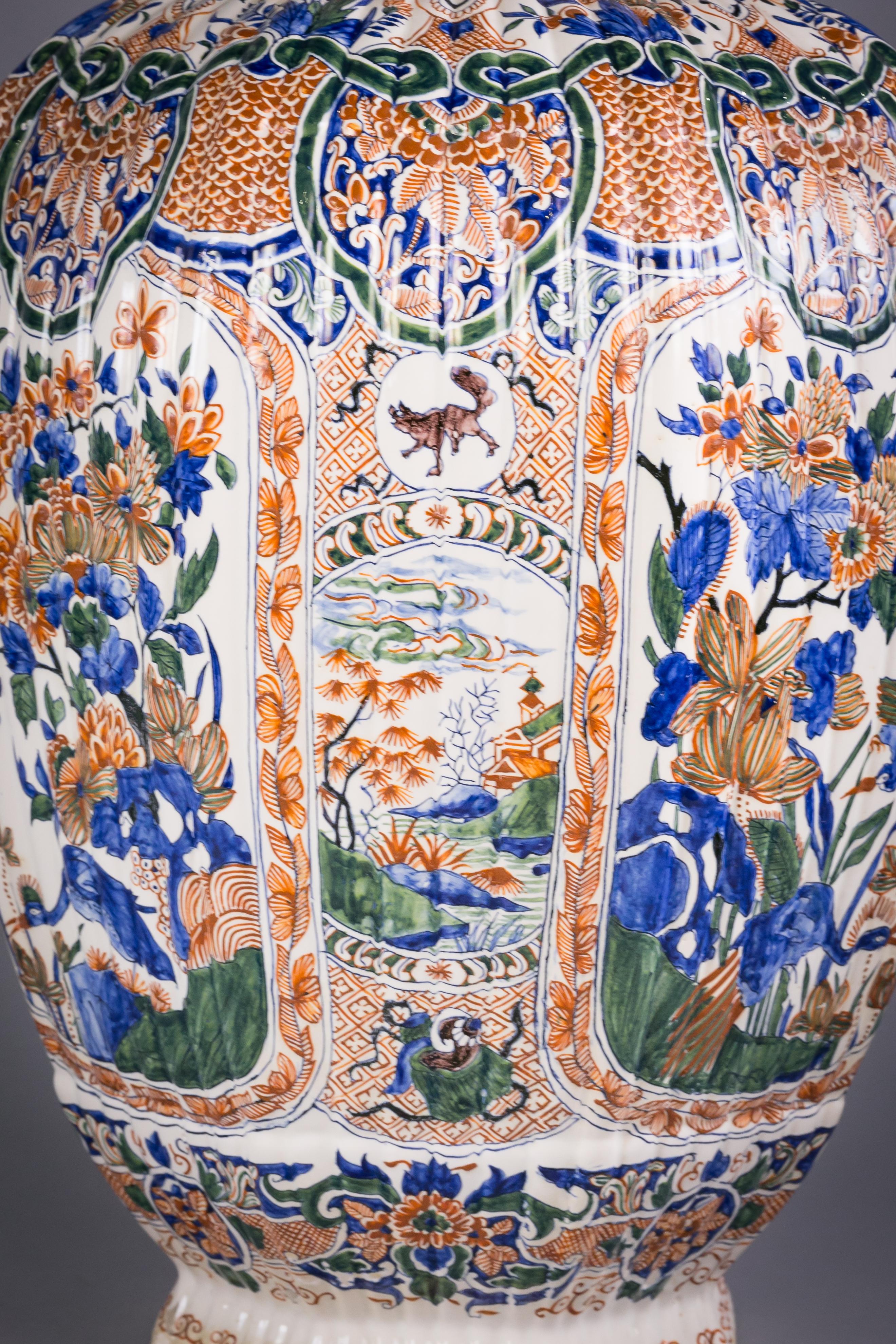 Fin du XIXe siècle Paire de pots de temple monumentaux couverts de faïence de Delft, vers 1880 en vente