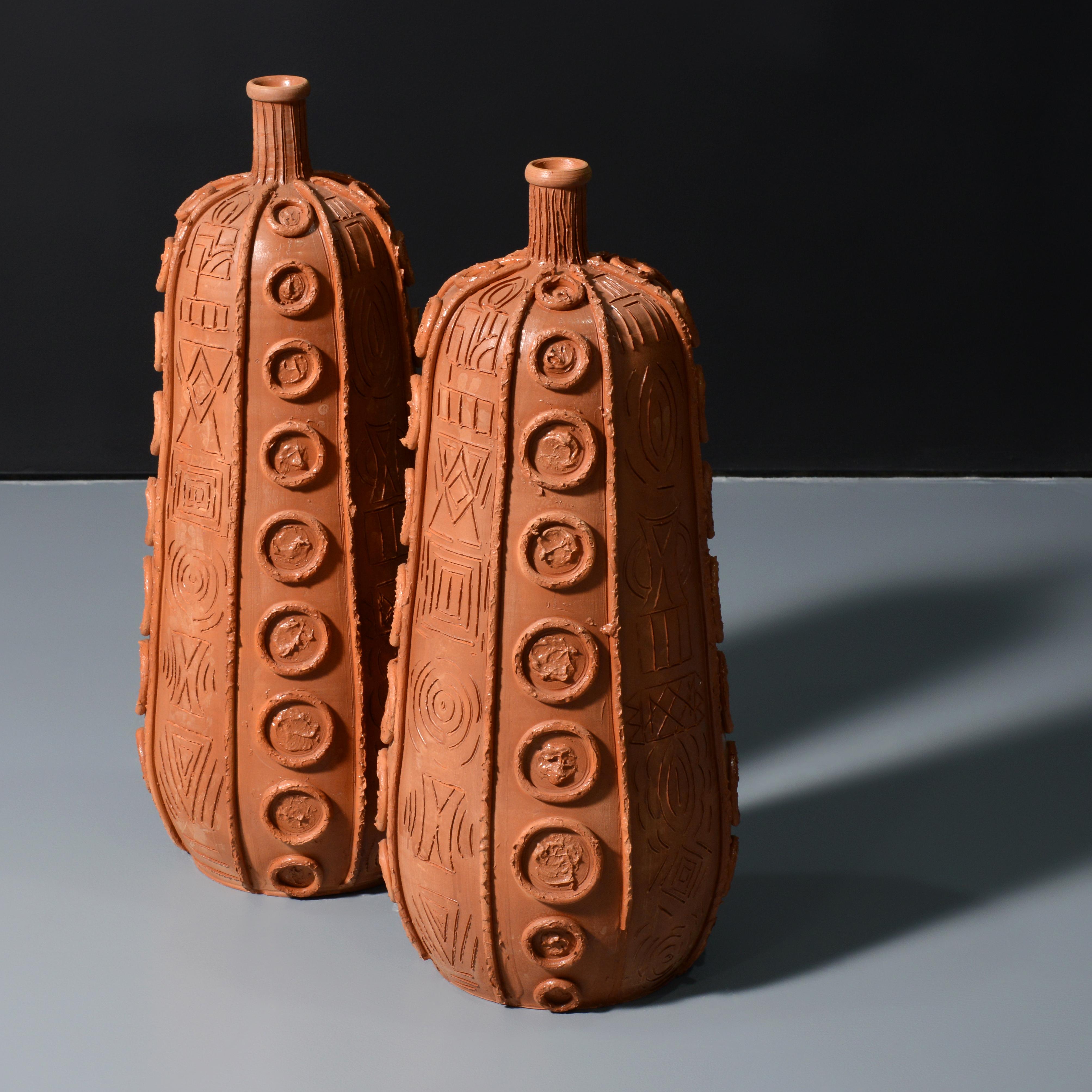 Artista/Designer; Produttore: Duca di Camastra Studio (Italia)
Marcatura(e): firmata(e), marcatura(e)
Materiali: terracotta smaltata opaca
Dimensioni (H, L, P): circa 33,75 